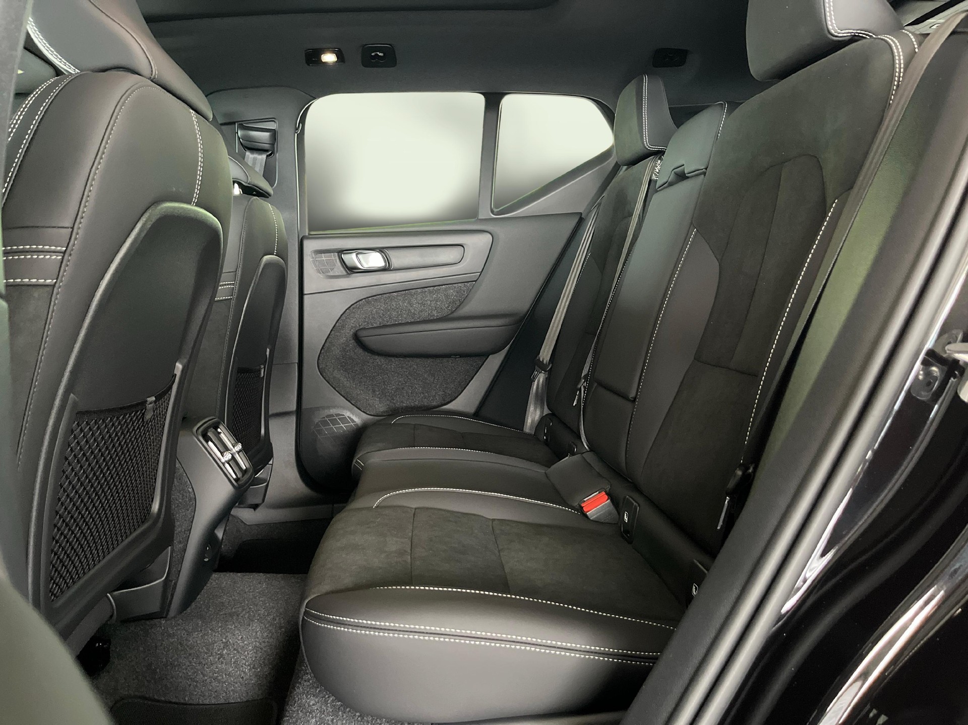 VOLVO XC40 2.0 B3 MH Plus Dark-image-6