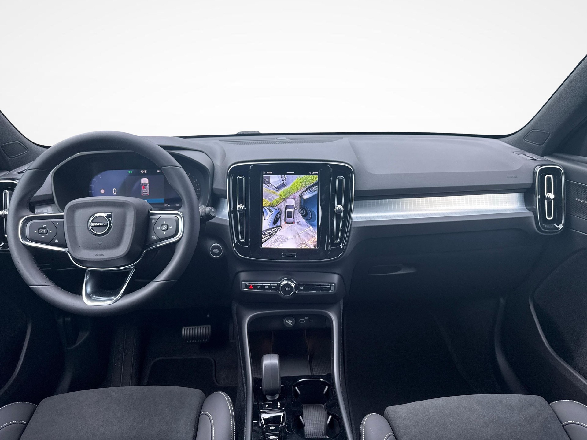 VOLVO XC40 2.0 B3 MH Plus Dark-image-8