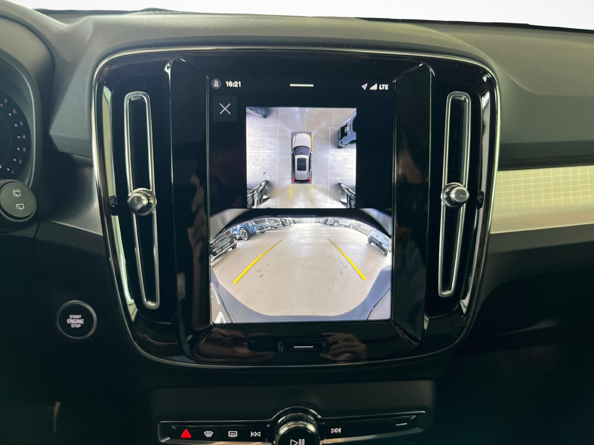 VOLVO XC40 2.0 B3 MH Plus Dark-image-13