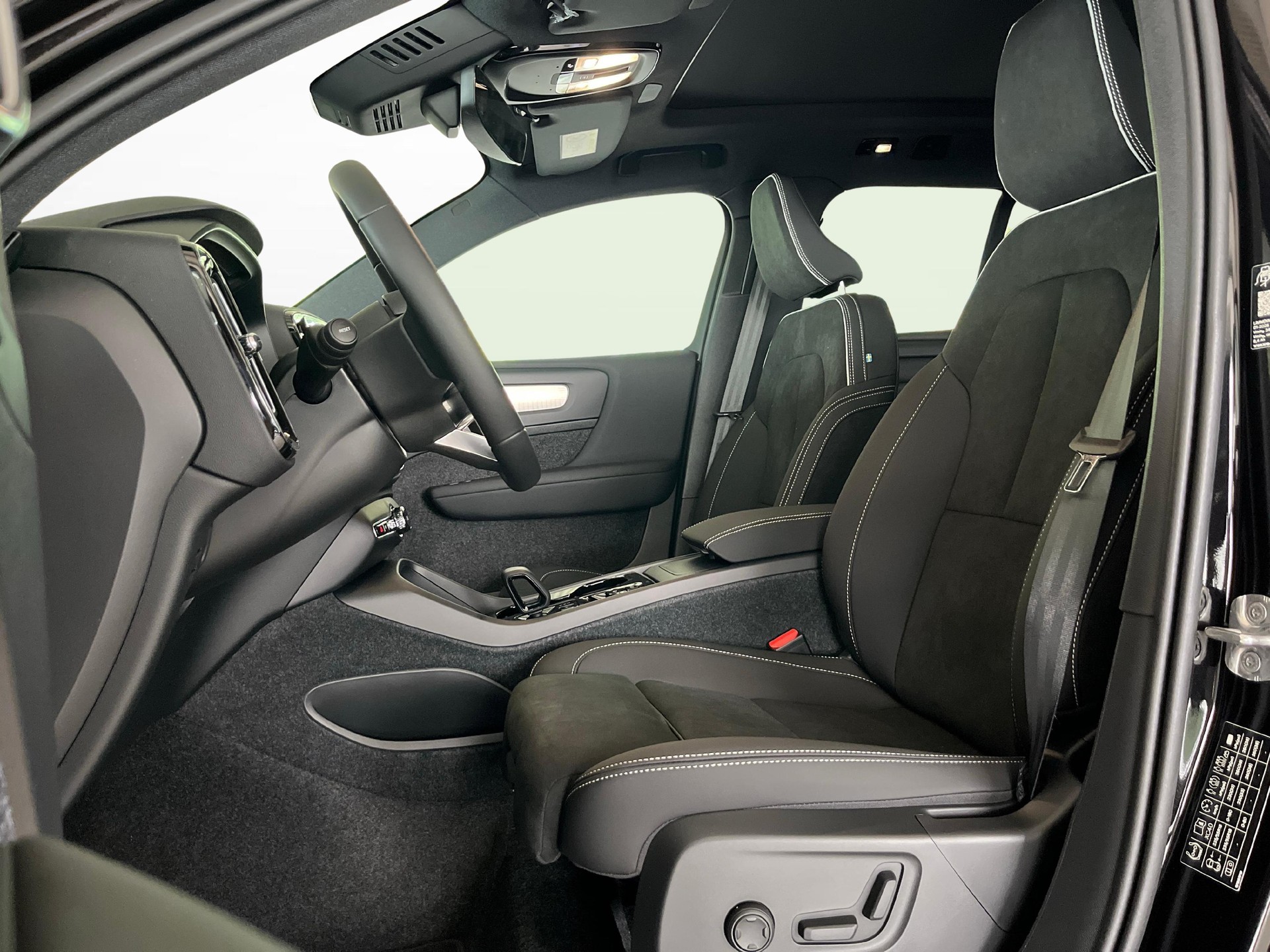 VOLVO XC40 2.0 B3 MH Plus Dark-image-5