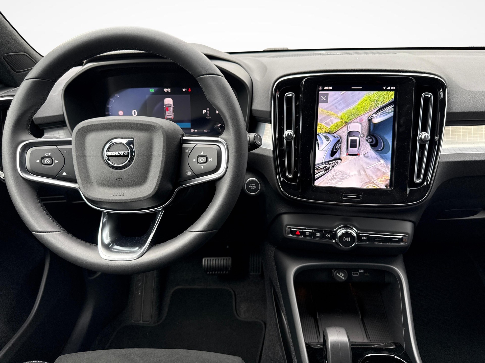 VOLVO XC40 2.0 B3 MH Plus Dark-image-10
