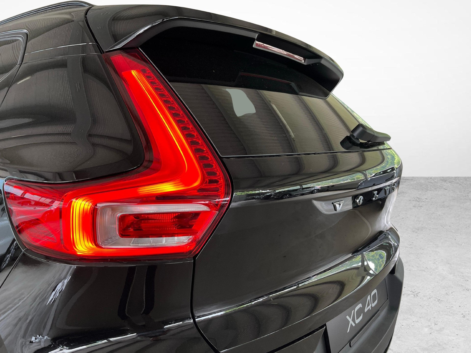VOLVO XC40 2.0 B3 MH Plus Dark-image-17