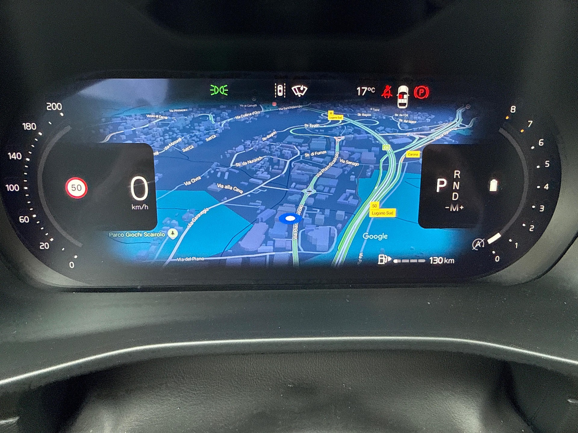VOLVO XC40 2.0 B3 MH Plus Dark-image-9