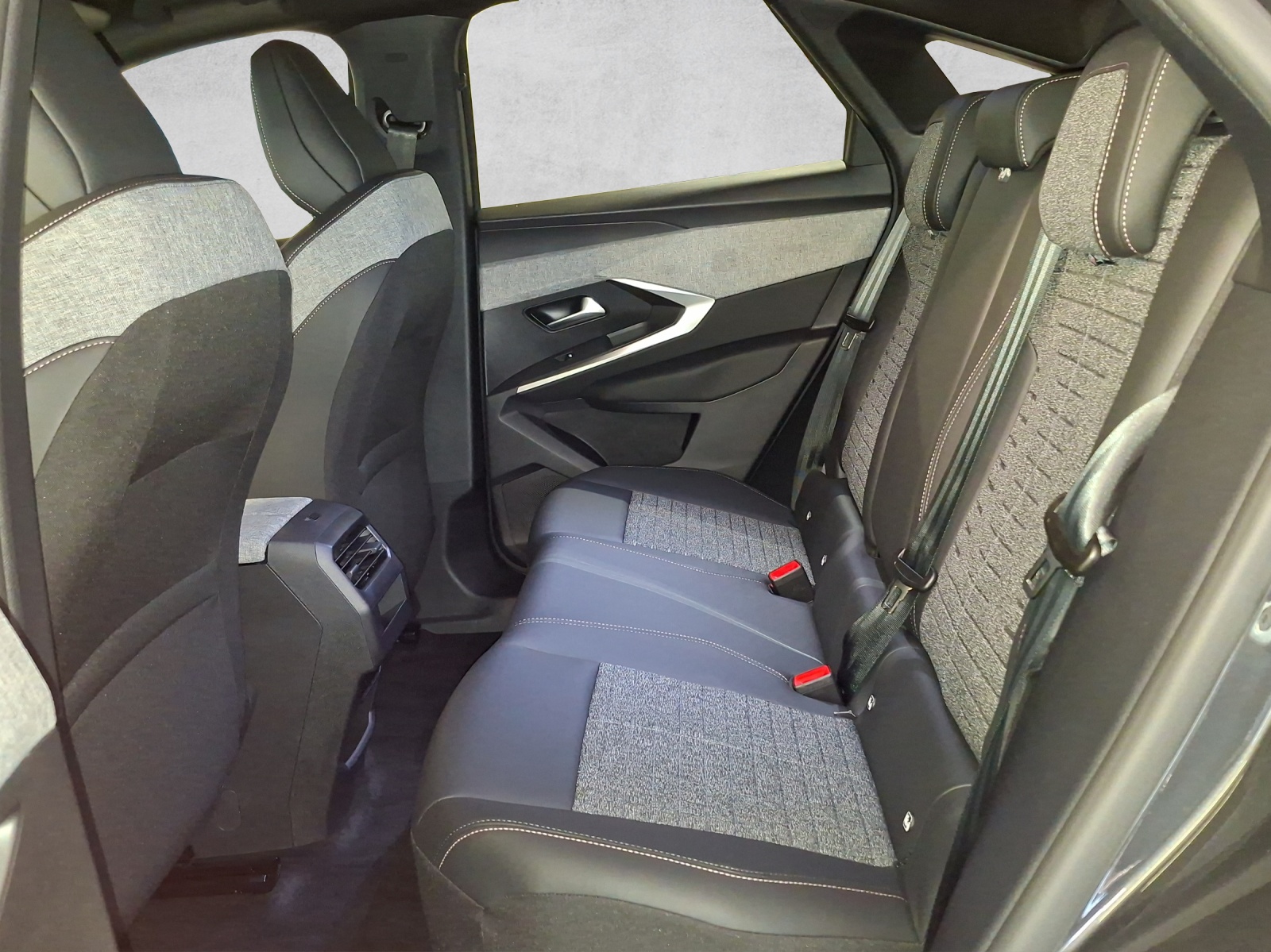 PEUGEOT 3008 e-Allure Premium AWD-image-13
