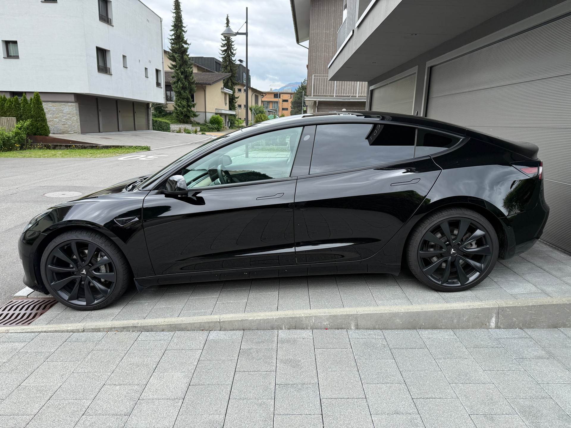 TESLA Model 3 - Long Range *all black*-image-2