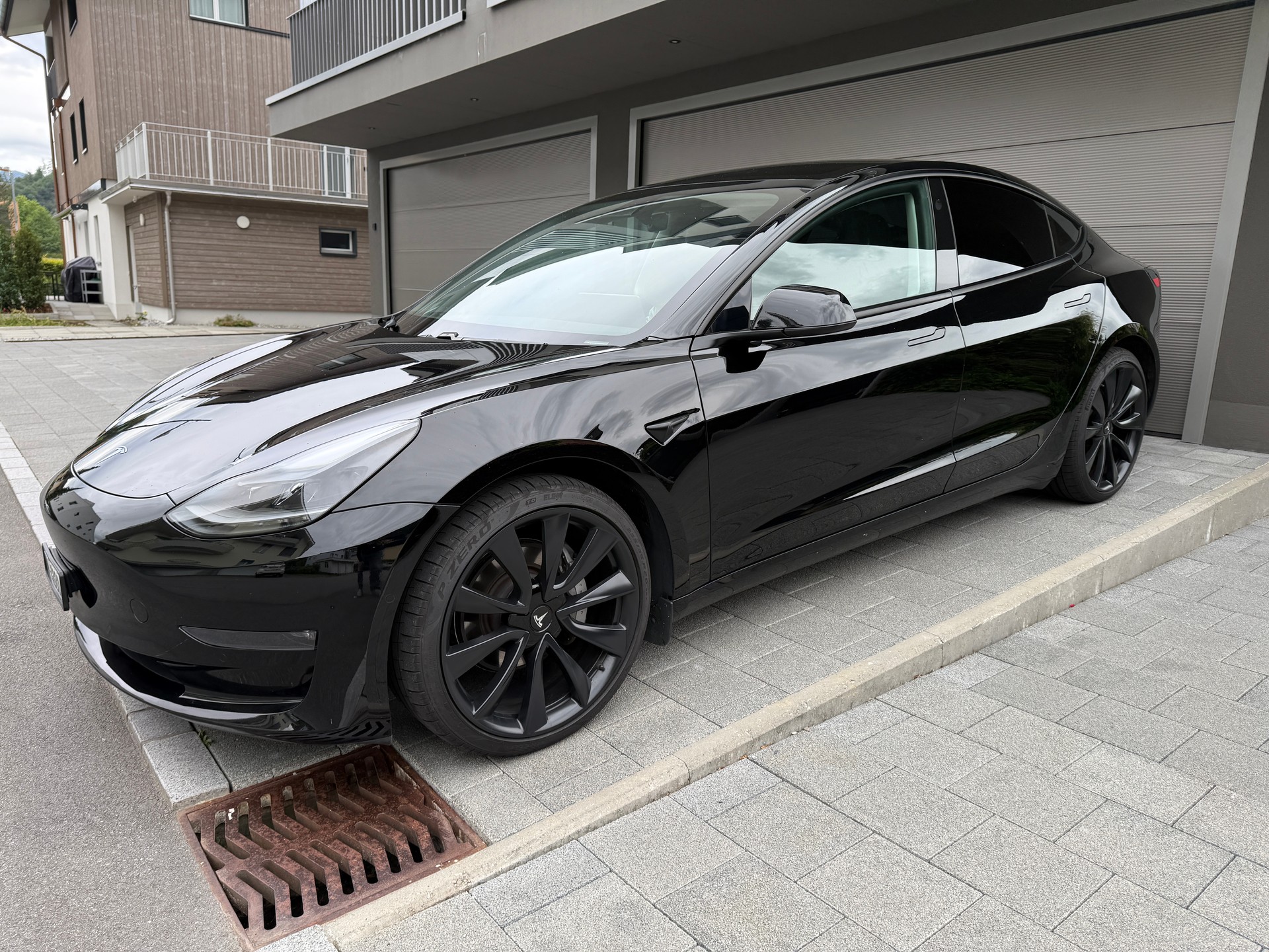 TESLA Model 3 - Long Range *all black*-image-1