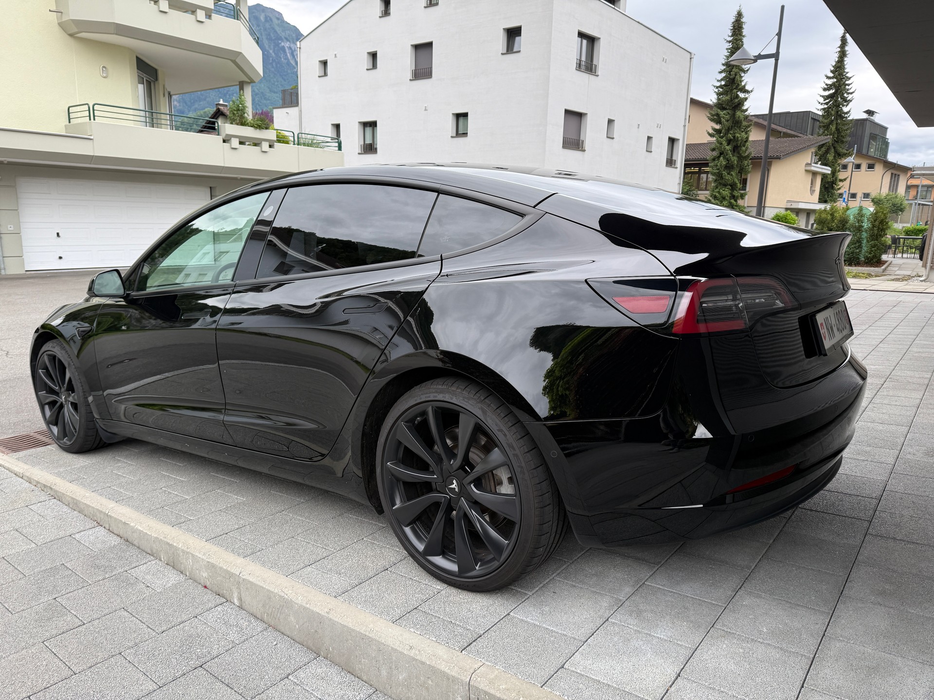 TESLA Model 3 - Long Range *all black*-image-3