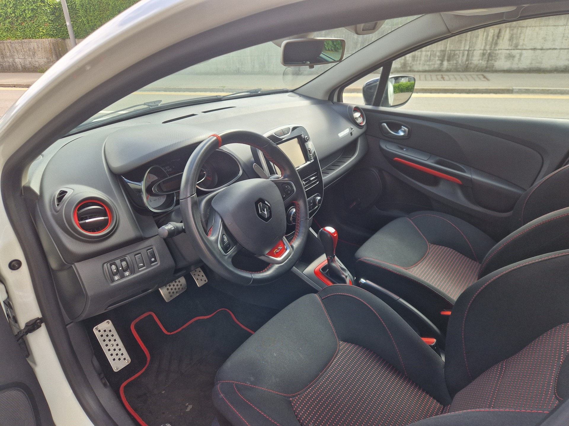 RENAULT Clio 1.6 T RS 200 EDC-image-6