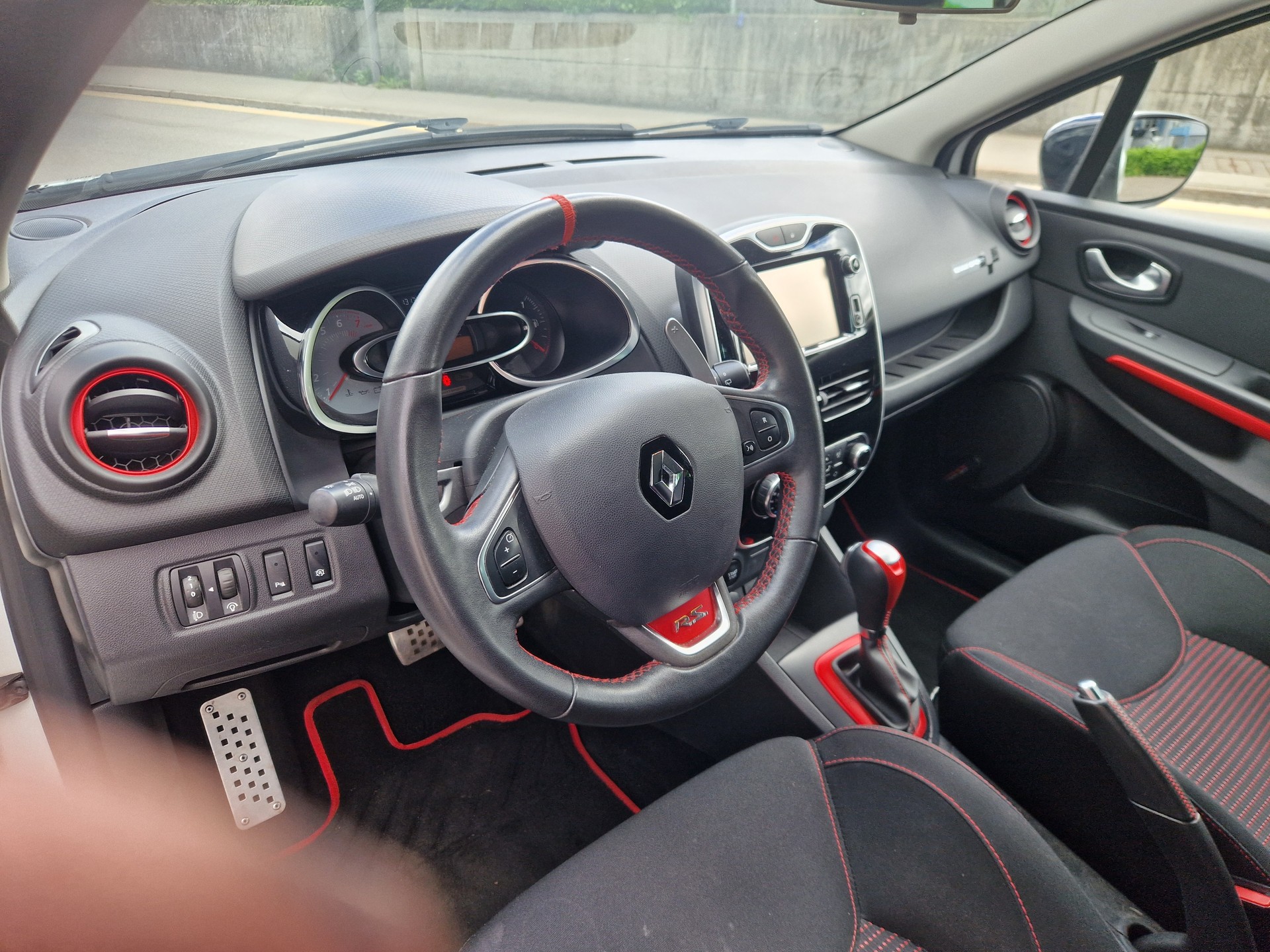 RENAULT Clio 1.6 T RS 200 EDC-image-9
