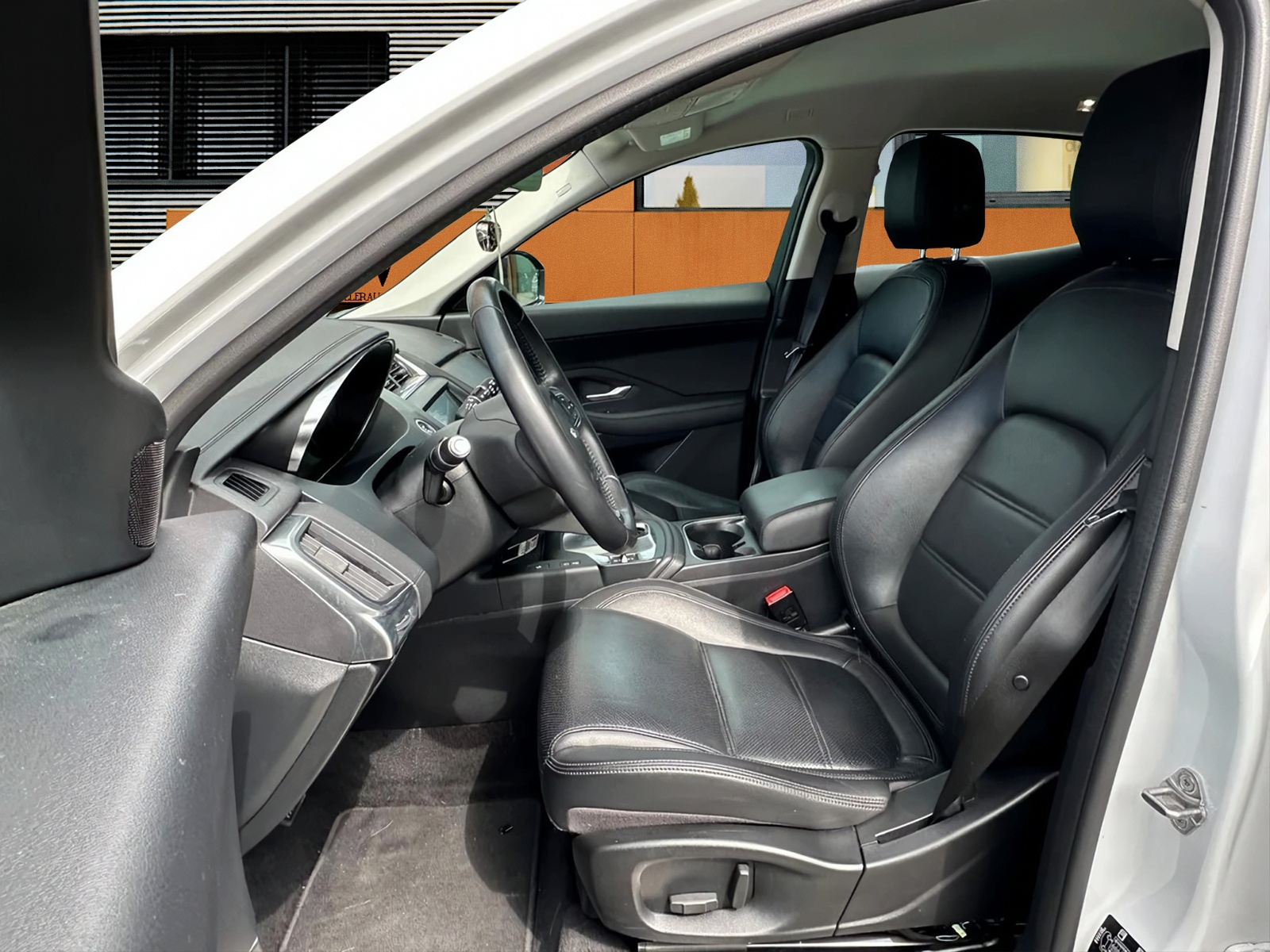 JAGUAR E-Pace 2.0 T 200 S AWD / CH Auslieferung-image-5