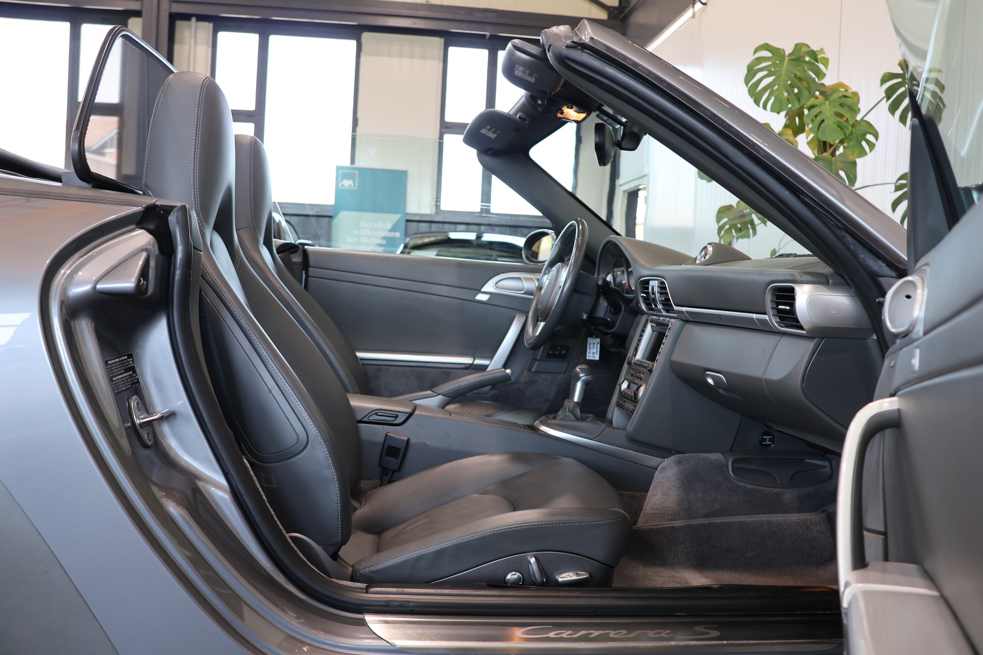 PORSCHE 911 Cabrio Carrera S-image-12