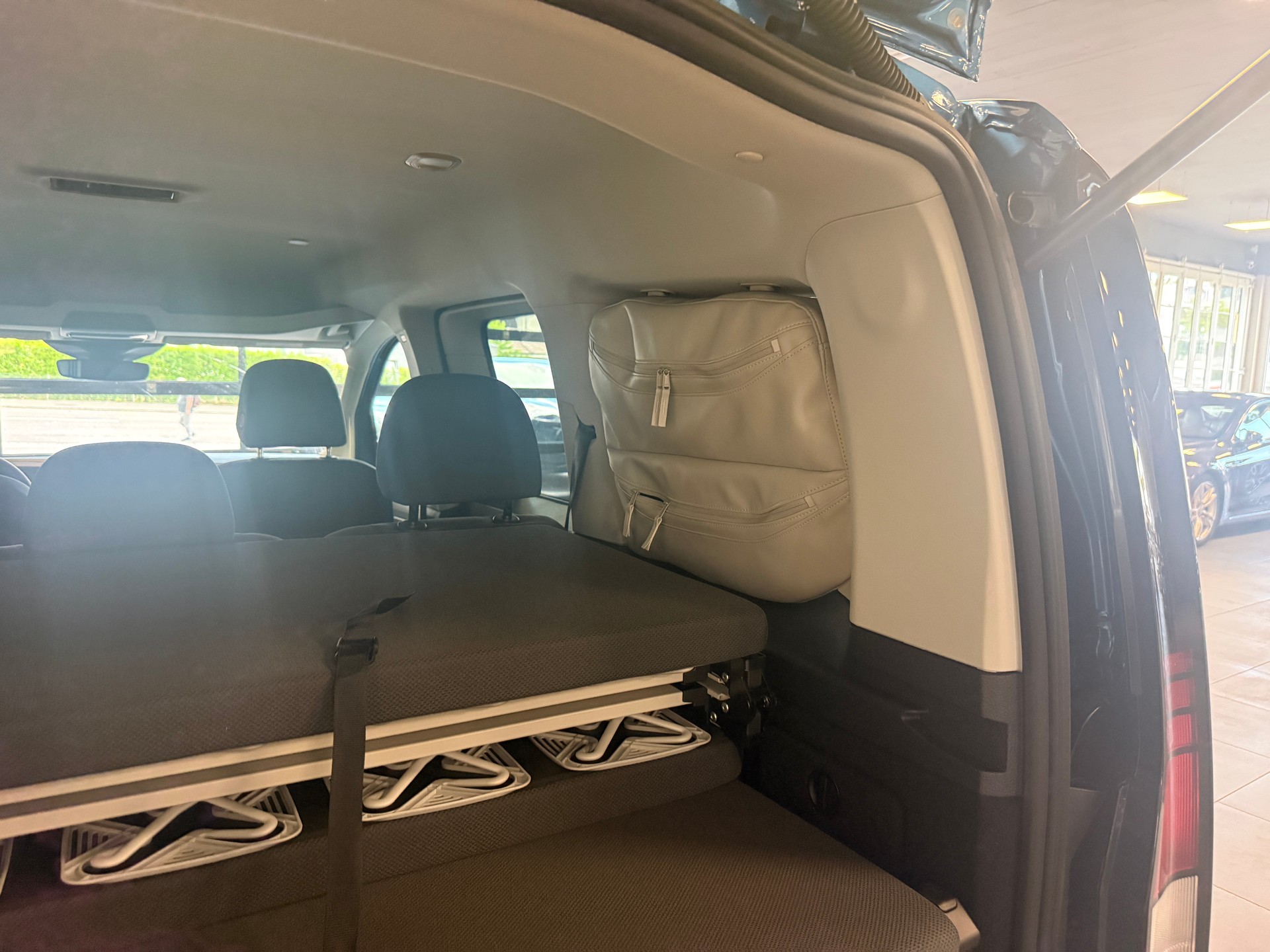 VW Caddy 2.0 TDI 4Motion California-image-16