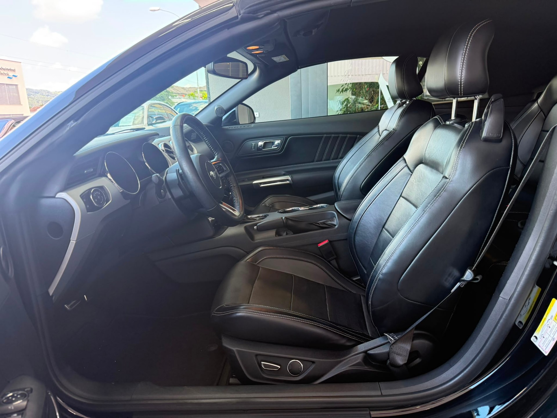 FORD Mustang Convertible 5.0 V8 GT Automat-image-10