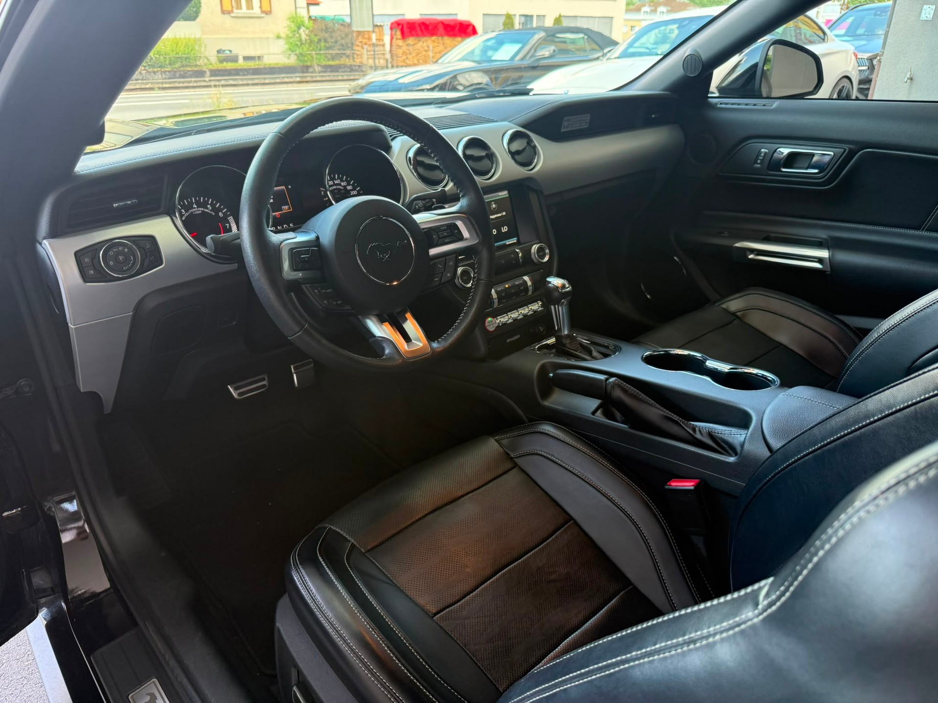 FORD Mustang Convertible 5.0 V8 GT Automat-image-9