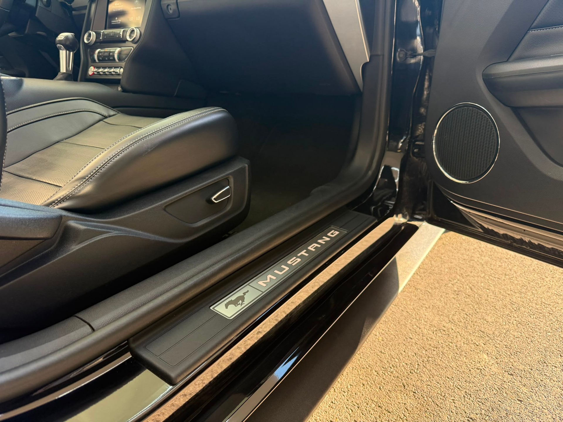 FORD Mustang Convertible 5.0 V8 GT Automat-image-15