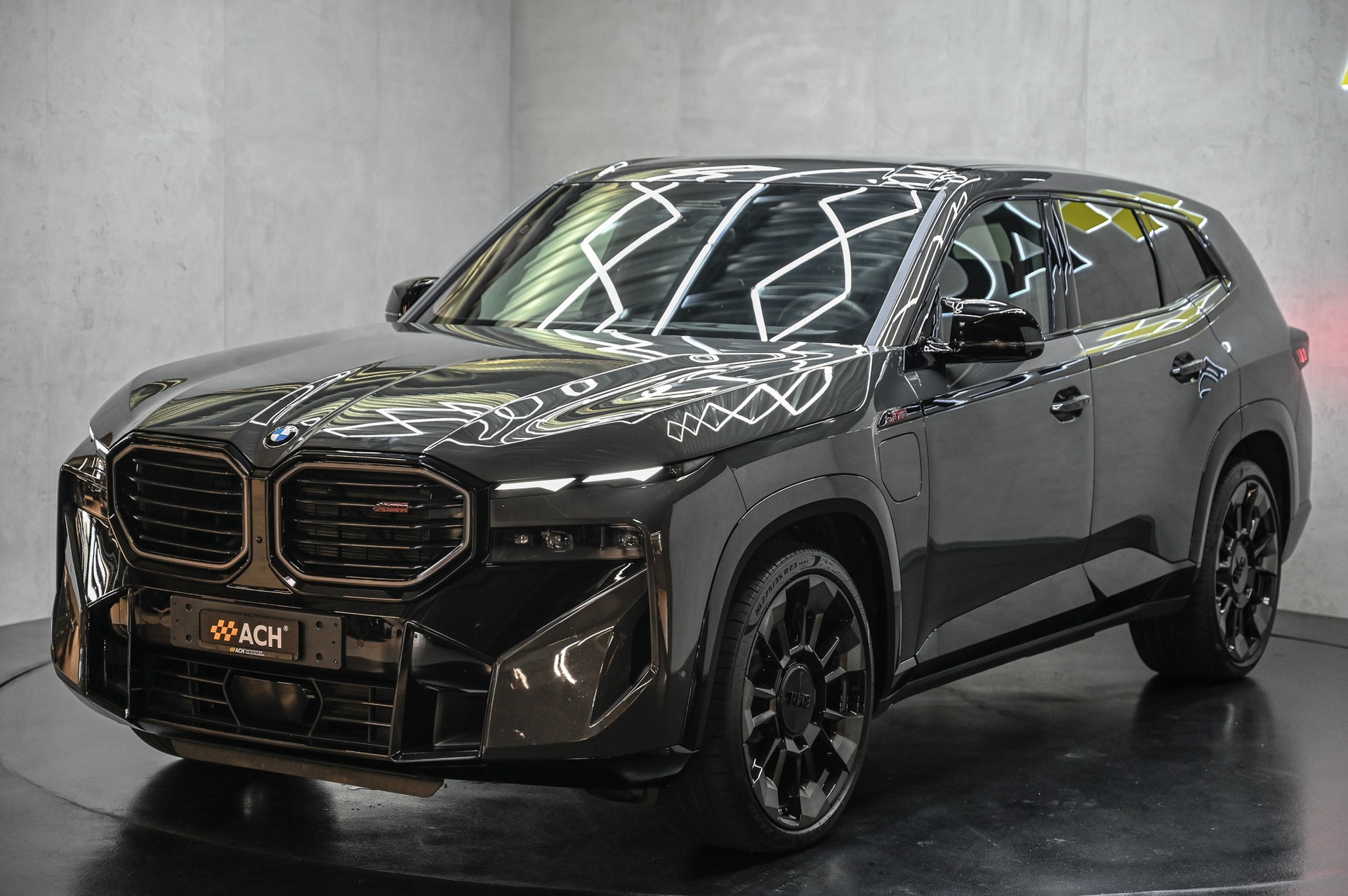 BMW XM xDrive PHEV Label-showroom-element-2
