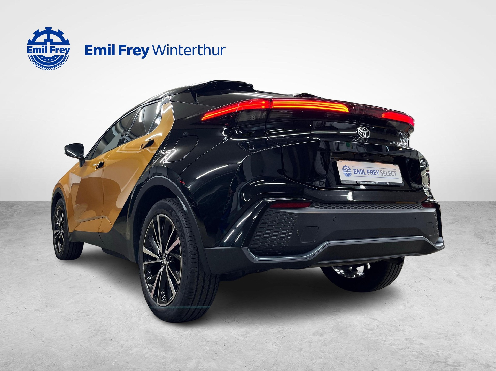 TOYOTA C-HR 2.0 PHEV Style Premiere-showroom-element-2