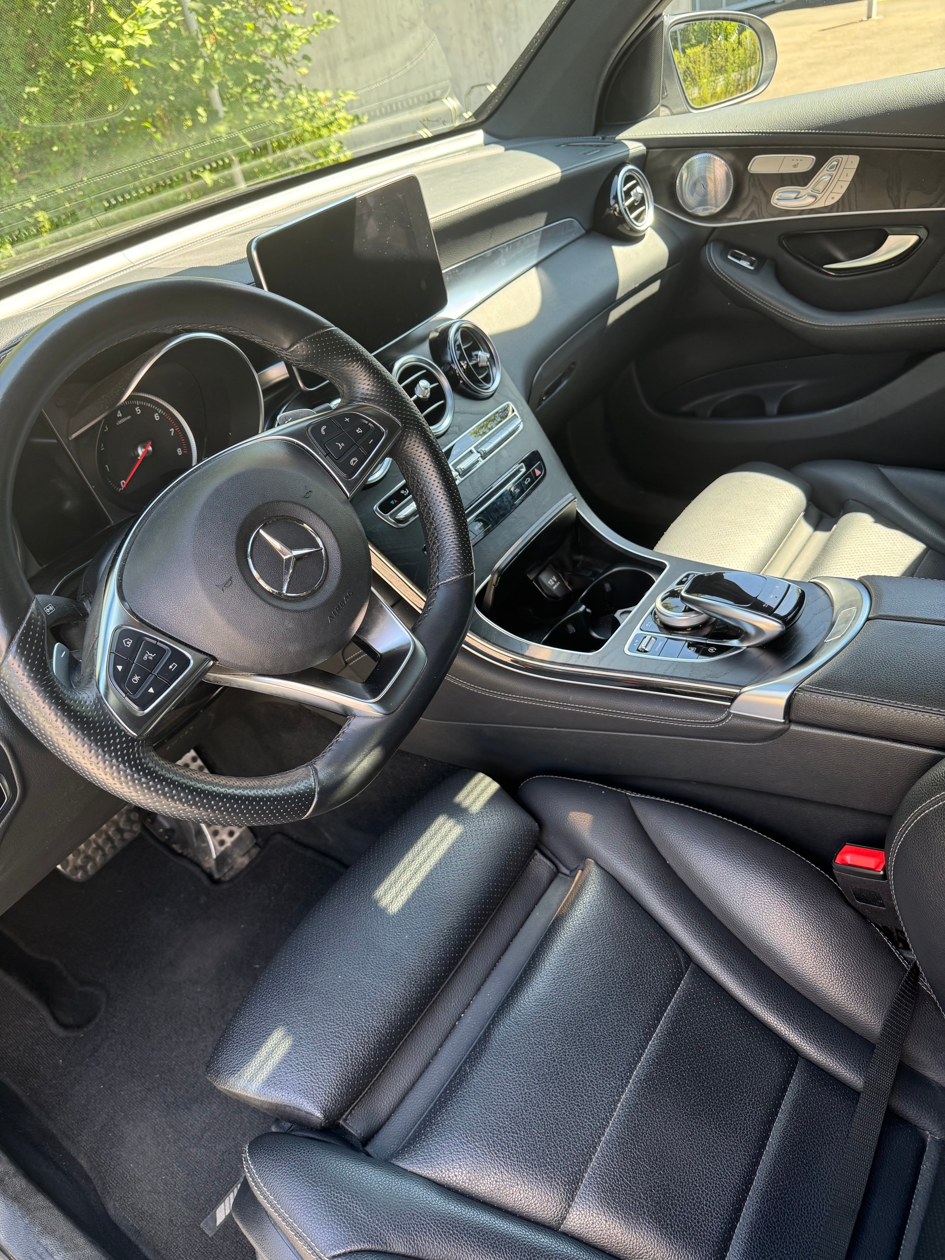MERCEDES-BENZ GLC 250 AMG Line 4m-image-3