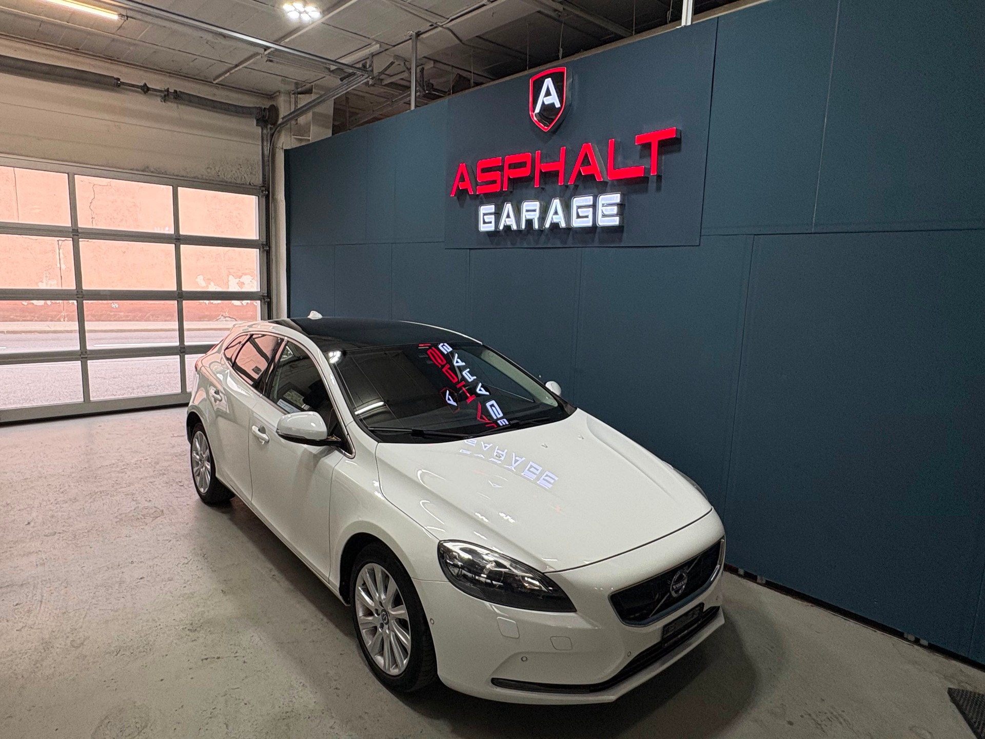 VOLVO V40 D4 Summum Geartronic-image-0