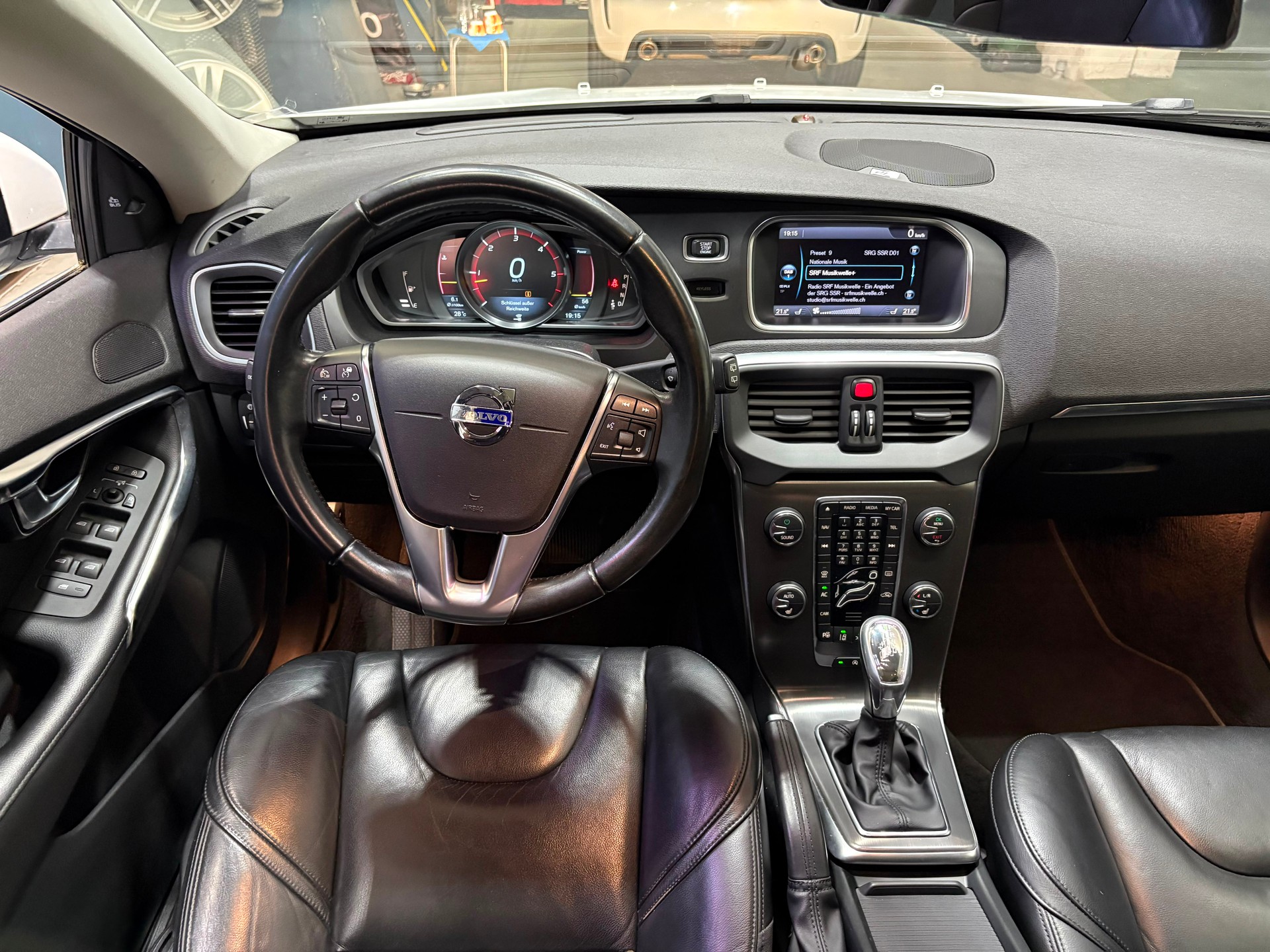 VOLVO V40 D4 Summum Geartronic-image-2