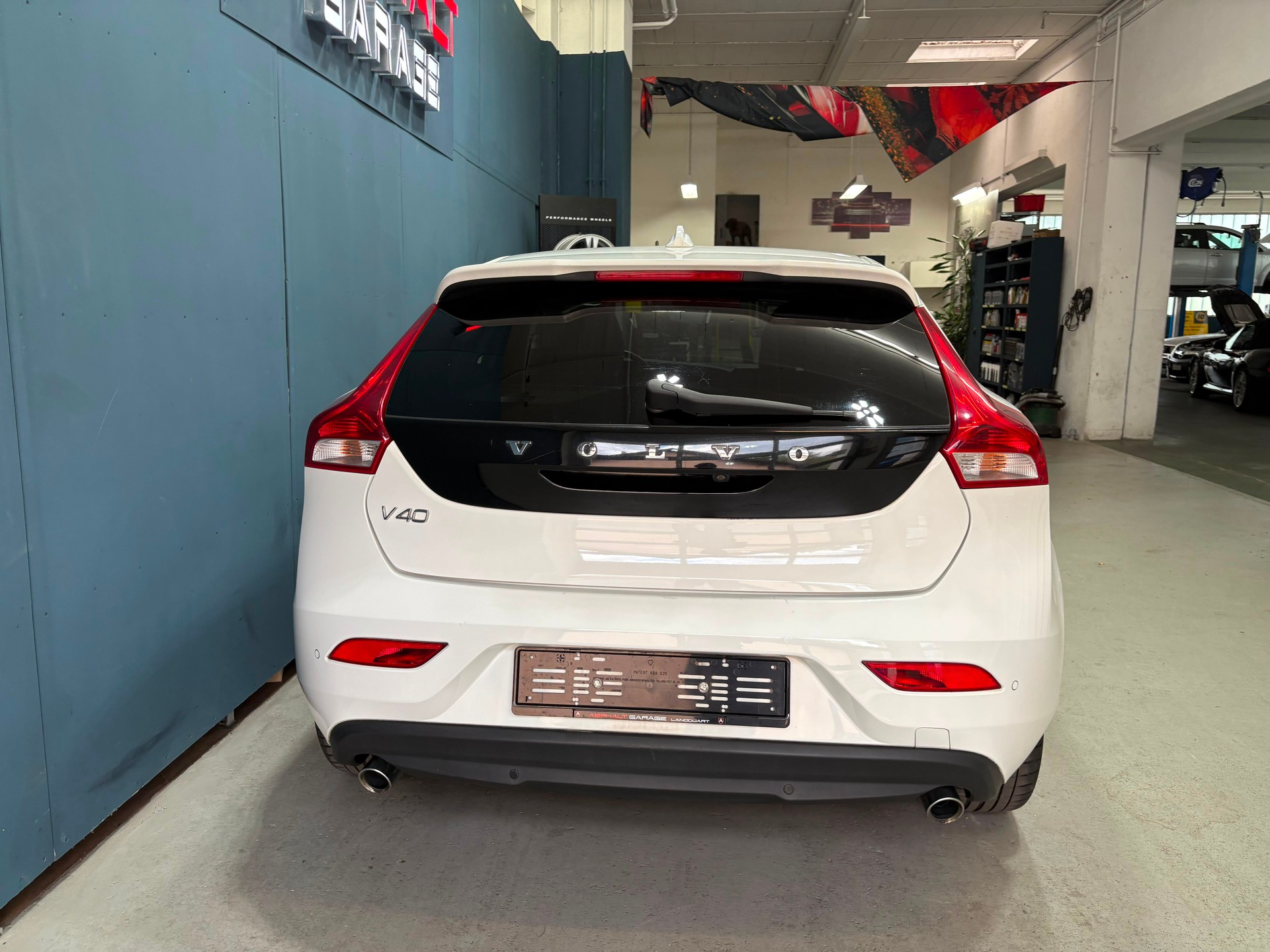VOLVO V40 D4 Summum Geartronic-image-1