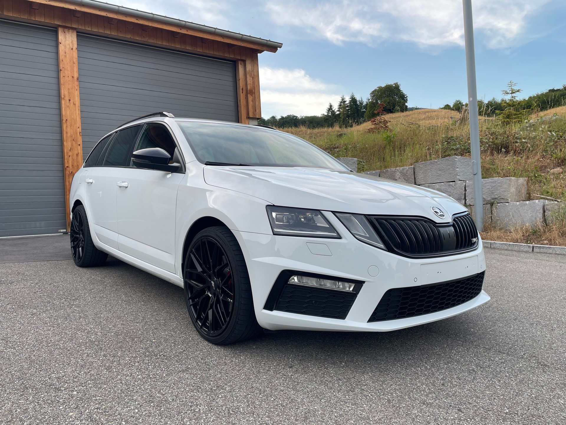 SKODA 2.0 TDI 184 RS 4x4 DSG-image-0