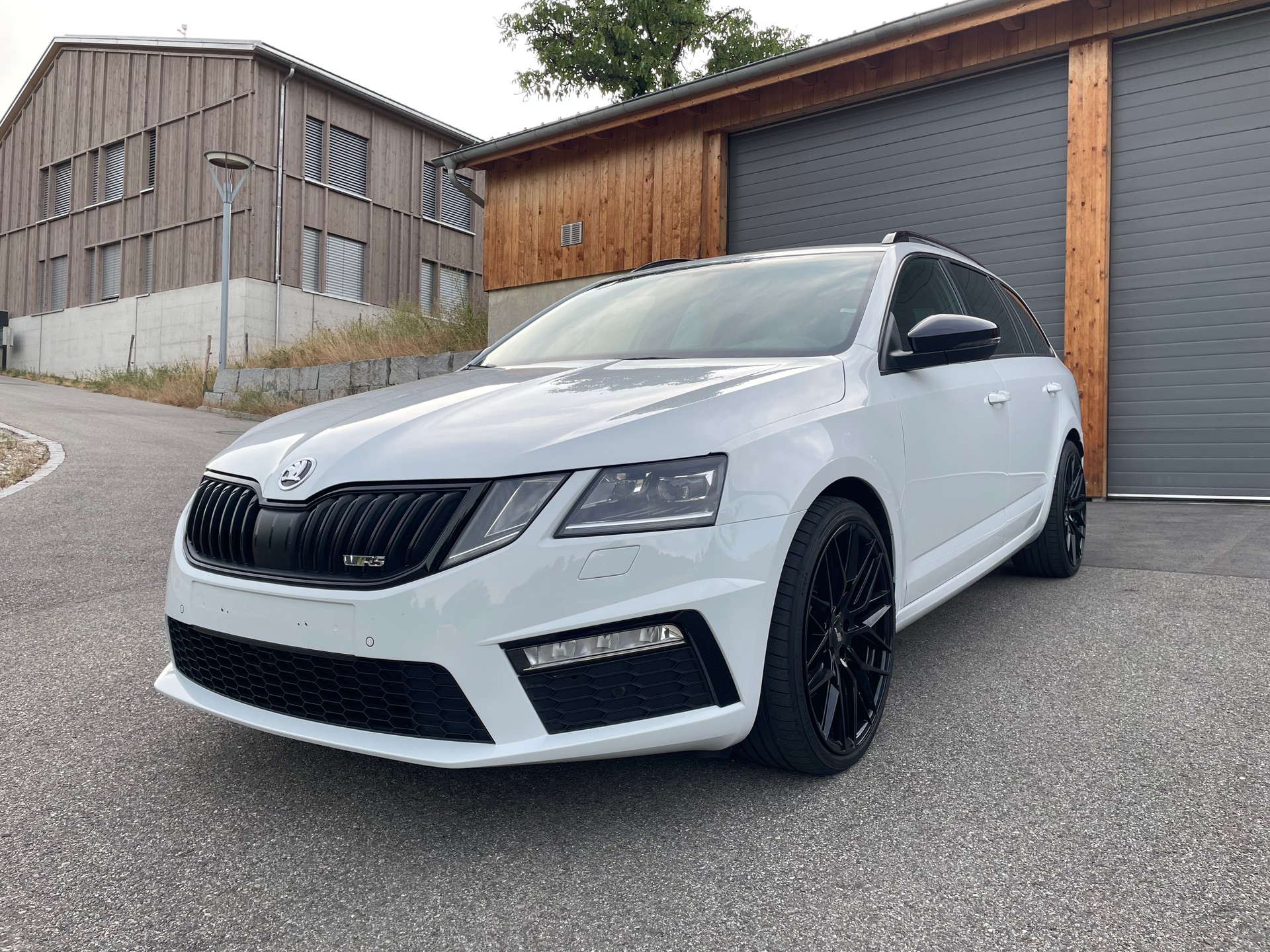 SKODA 2.0 TDI 184 RS 4x4 DSG-image-1