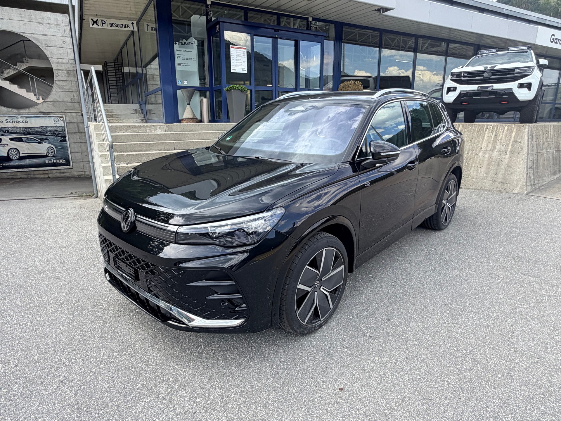 VW Tiguan 2.0 TSI R-Line DSG 4motion-image-2