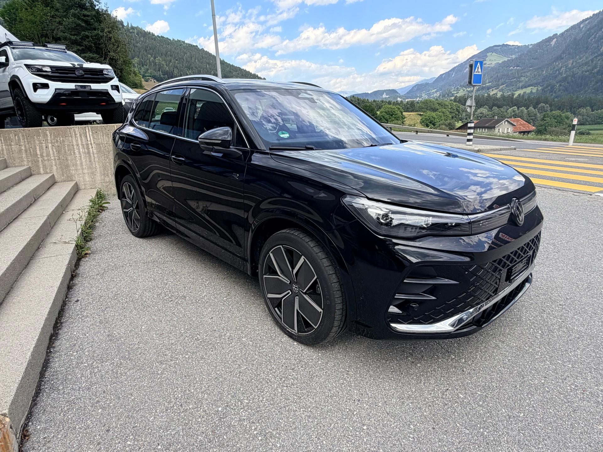 VW Tiguan 2.0 TSI R-Line DSG 4motion-image-0