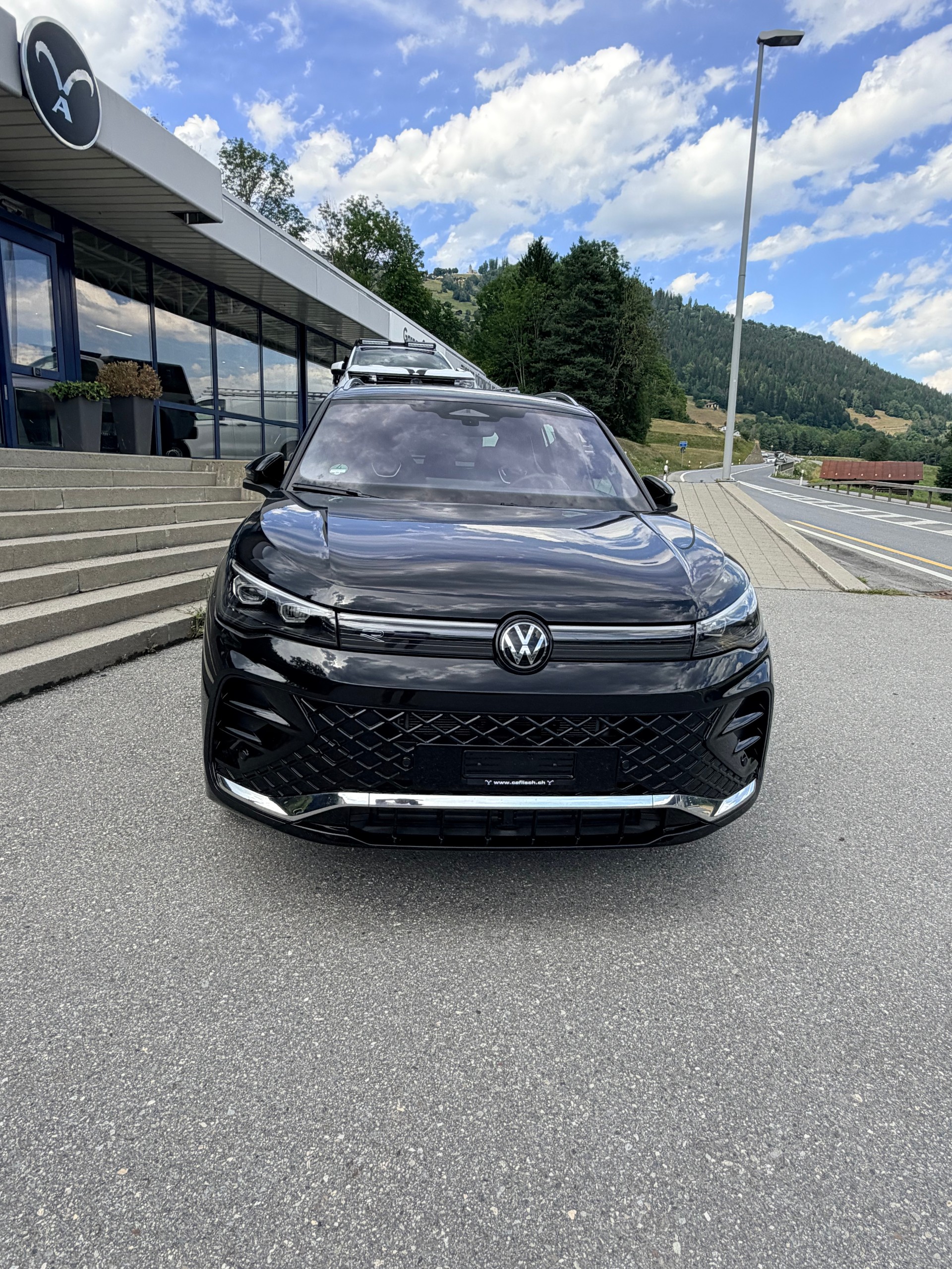 VW Tiguan 2.0 TSI R-Line DSG 4motion-image-1