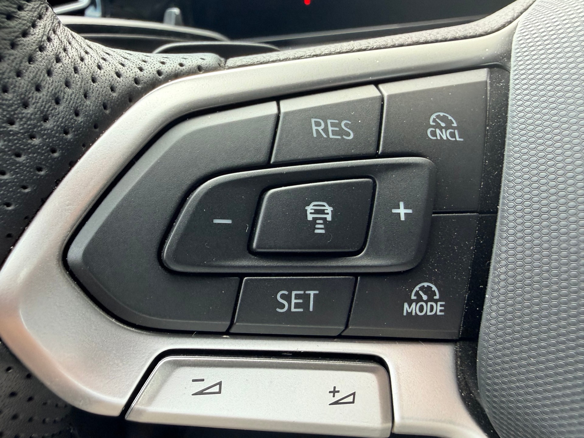 VW Tiguan 2.0 TSI R-Line DSG 4motion-image-9