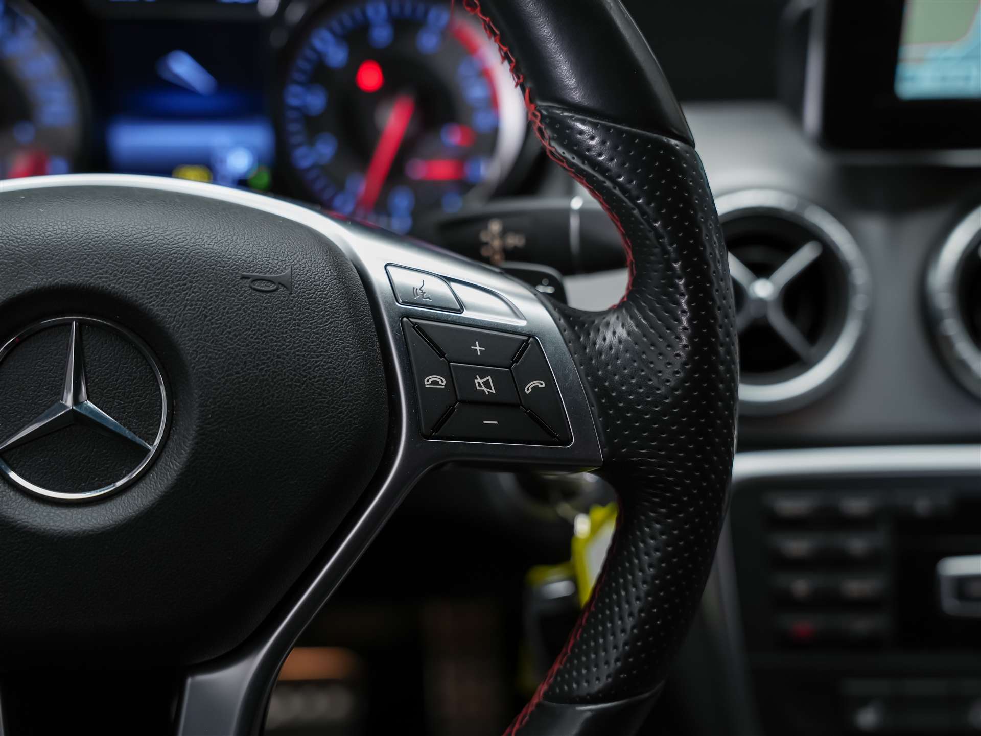 MERCEDES-BENZ CLA 250 Sport 7G-DCT 4Matic *CH Auto*Sitzheizung*Rückfahrkamera*-image-28