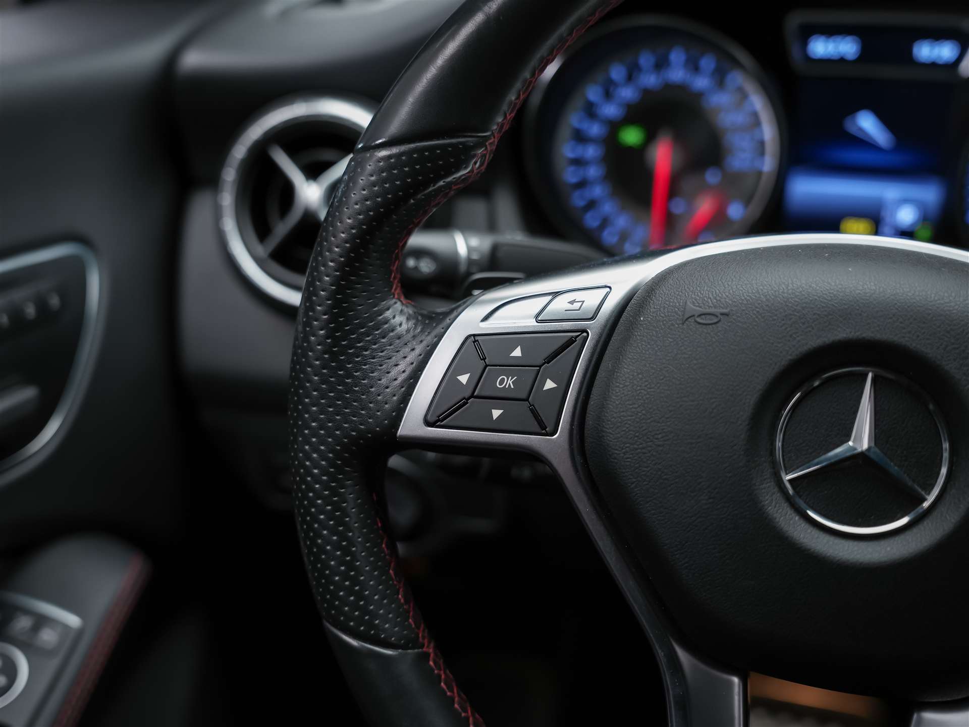 MERCEDES-BENZ CLA 250 Sport 7G-DCT 4Matic *CH Auto*Sitzheizung*Rückfahrkamera*-image-27