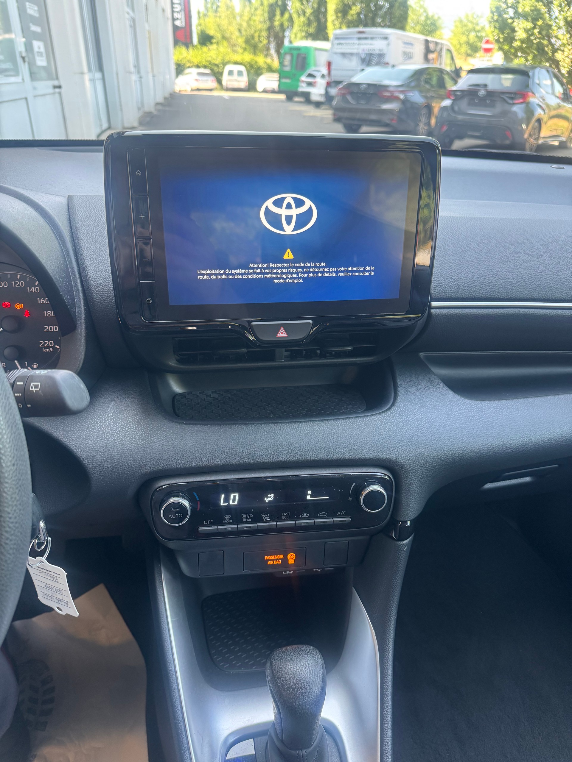 TOYOTA Yaris 1.5 Comfort e-CVT-image-6