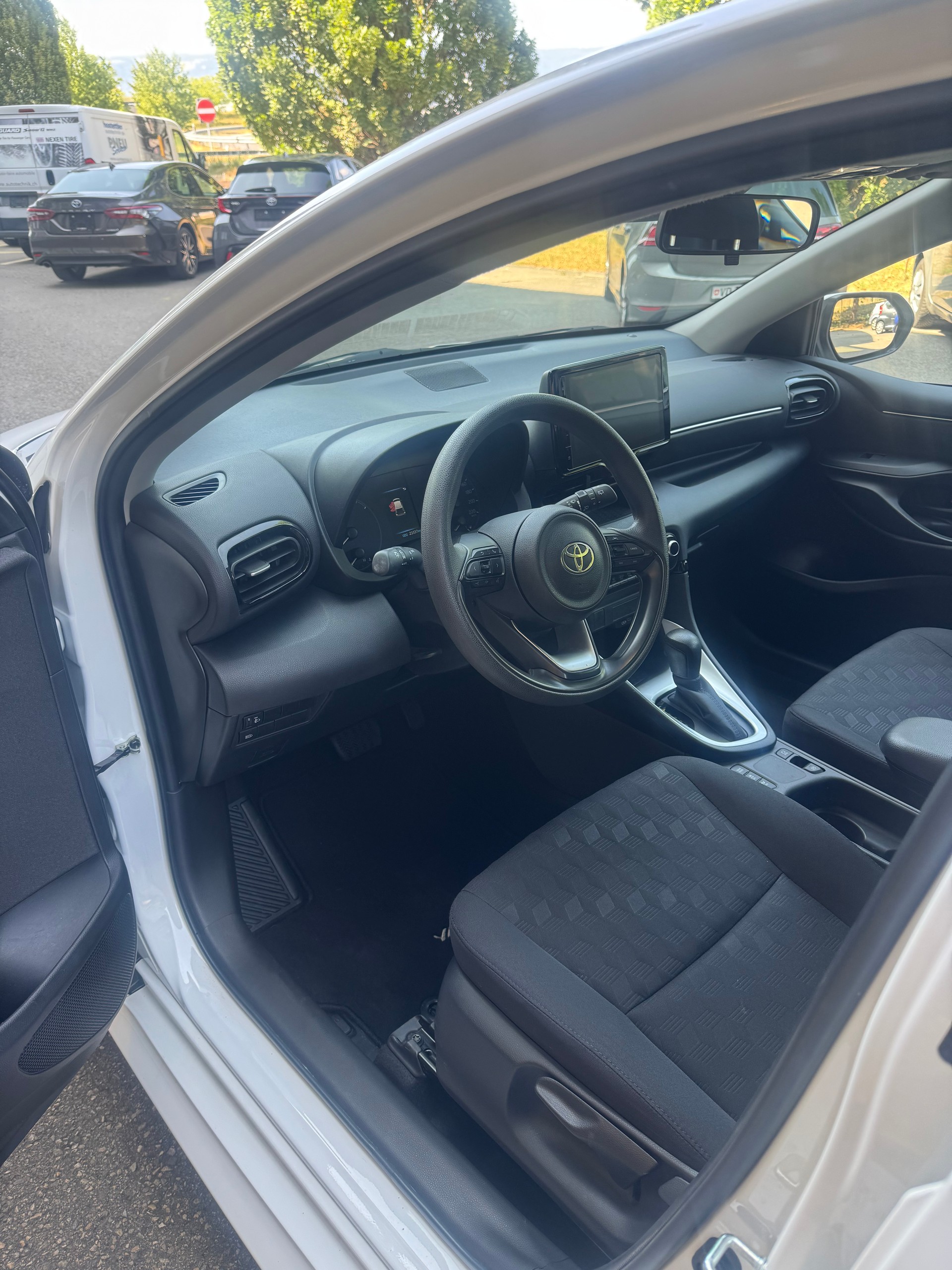 TOYOTA Yaris 1.5 Comfort e-CVT-image-4