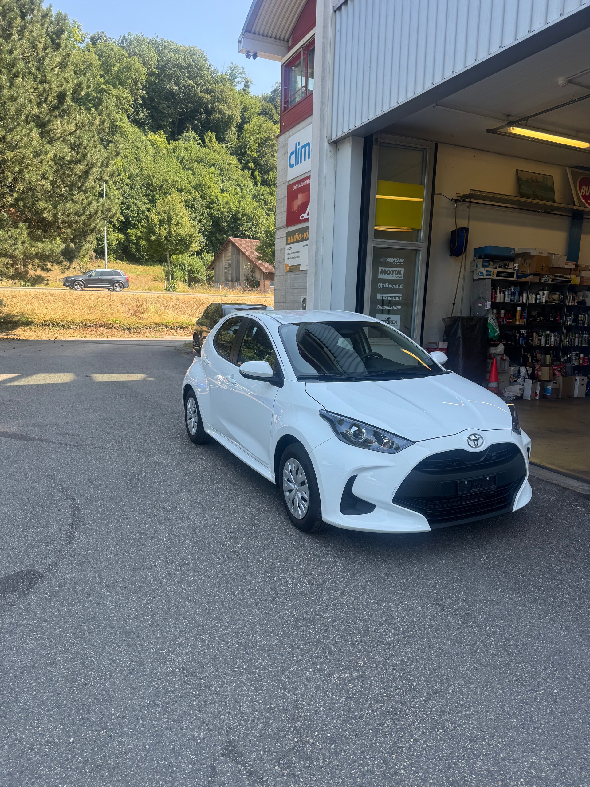 TOYOTA Yaris 1.5 Comfort e-CVT-image-1