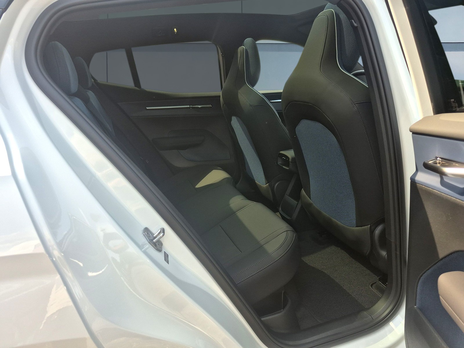 VOLVO EX 30 E60 Twin Ultra Performance AWD-image-13