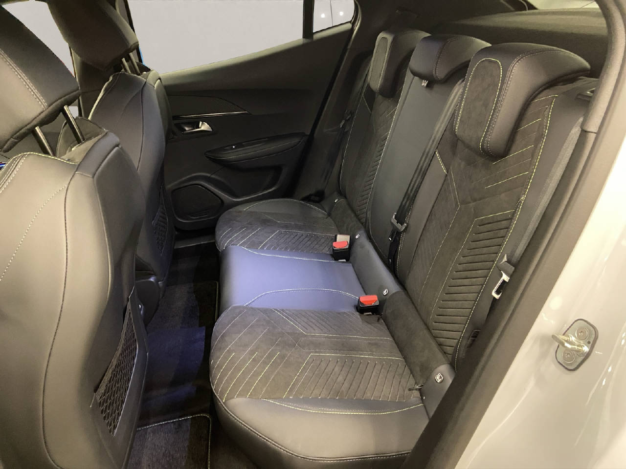 PEUGEOT 2008 1.2 Hybrid 145 GT-image-11