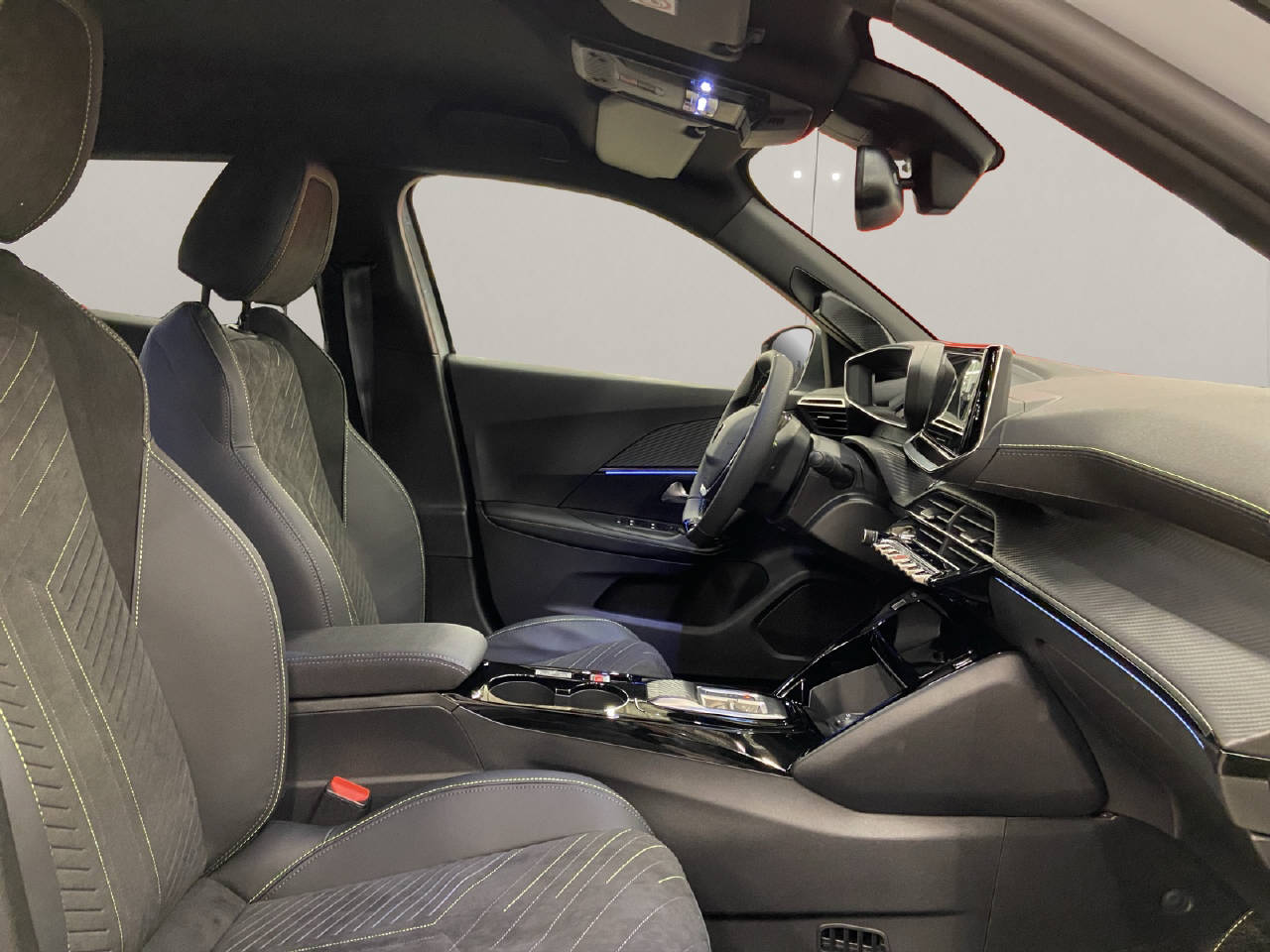 PEUGEOT 2008 1.2 Hybrid 145 GT-image-10