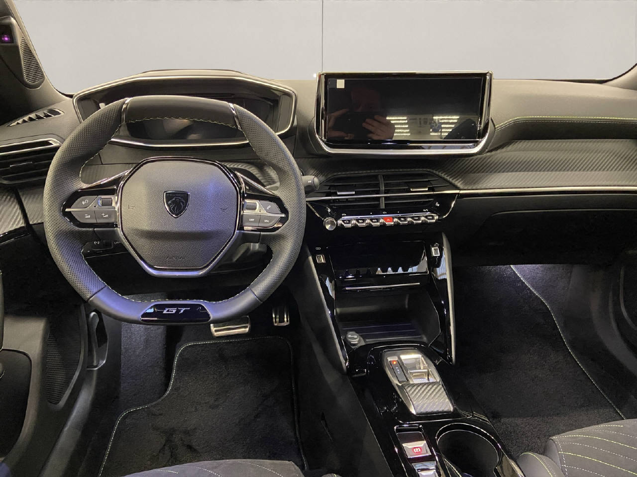 PEUGEOT 2008 1.2 Hybrid 145 GT-image-5