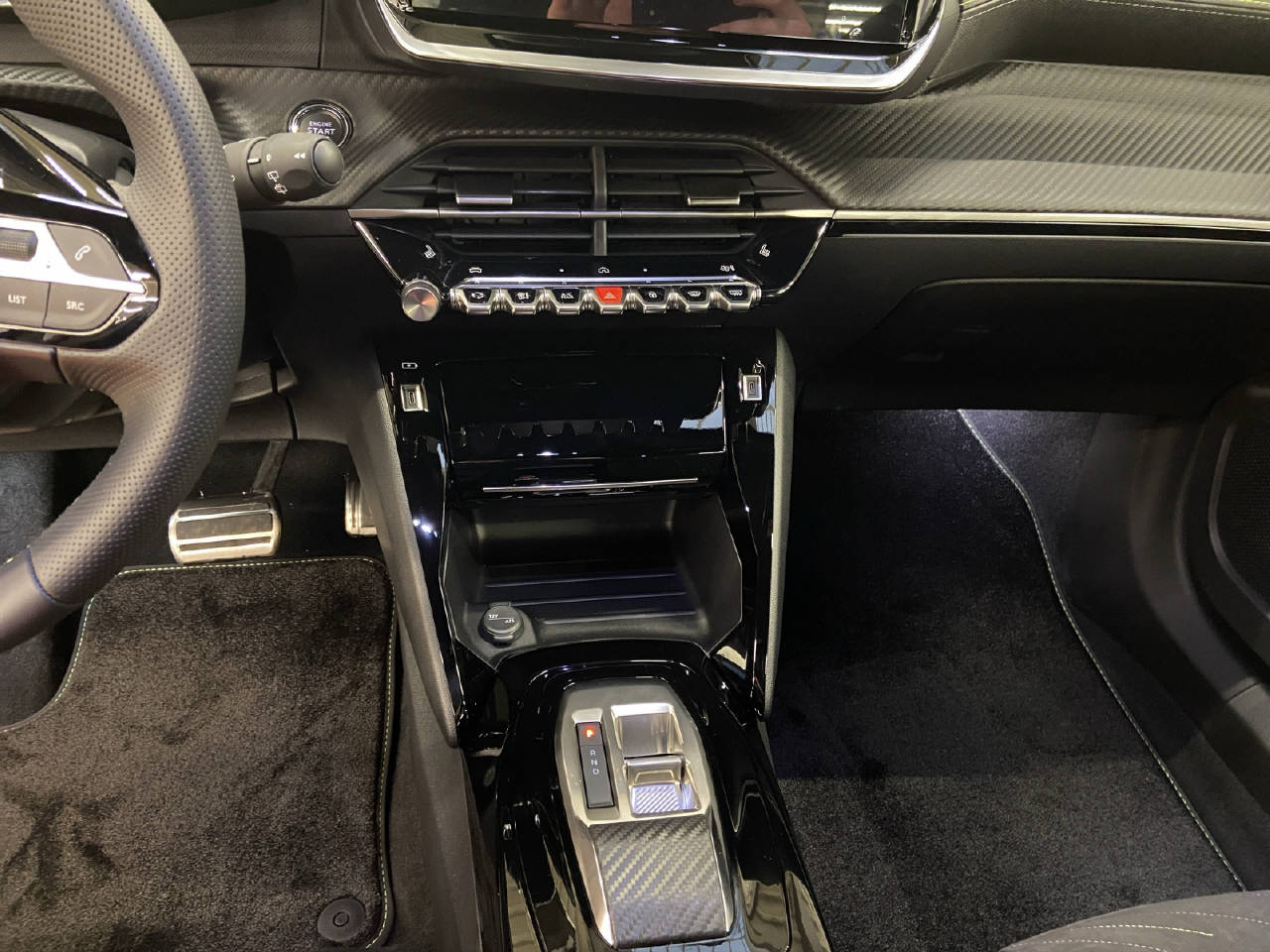 PEUGEOT 2008 1.2 Hybrid 145 GT-image-8