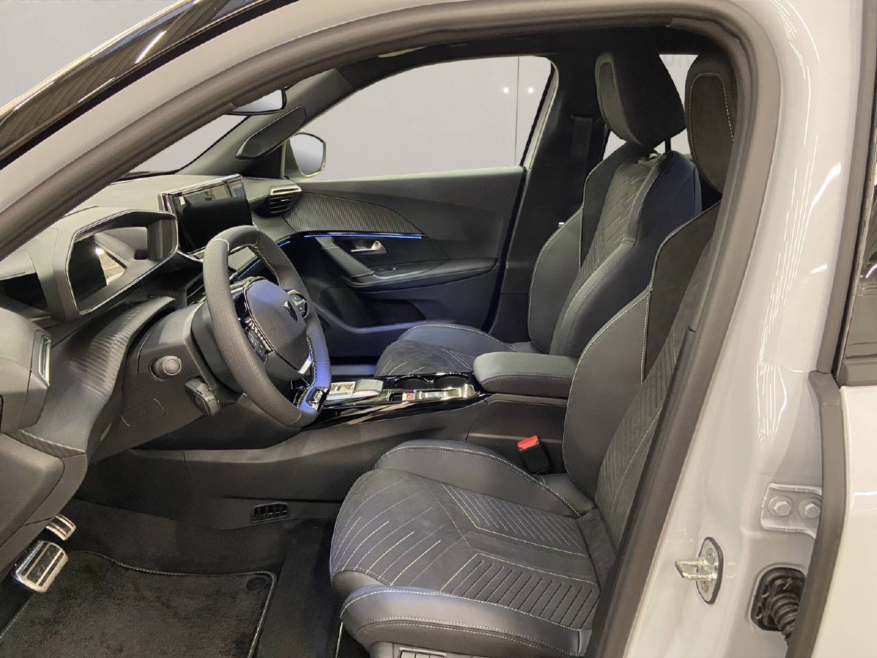 PEUGEOT 2008 1.2 Hybrid 145 GT-image-4