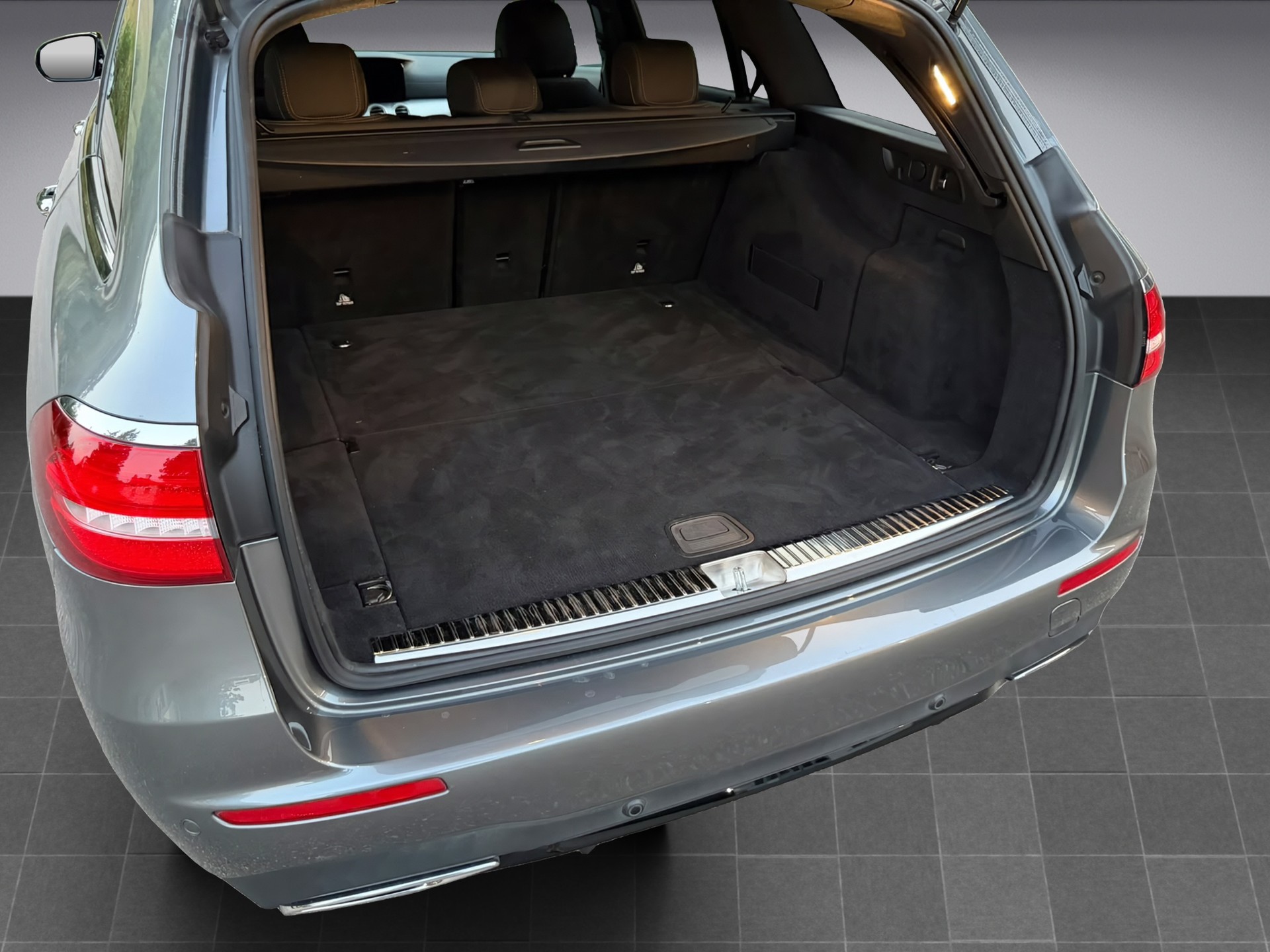 MERCEDES-BENZ E 200 d AMG Line 9G-Tronic * Night-Paket *-image-17