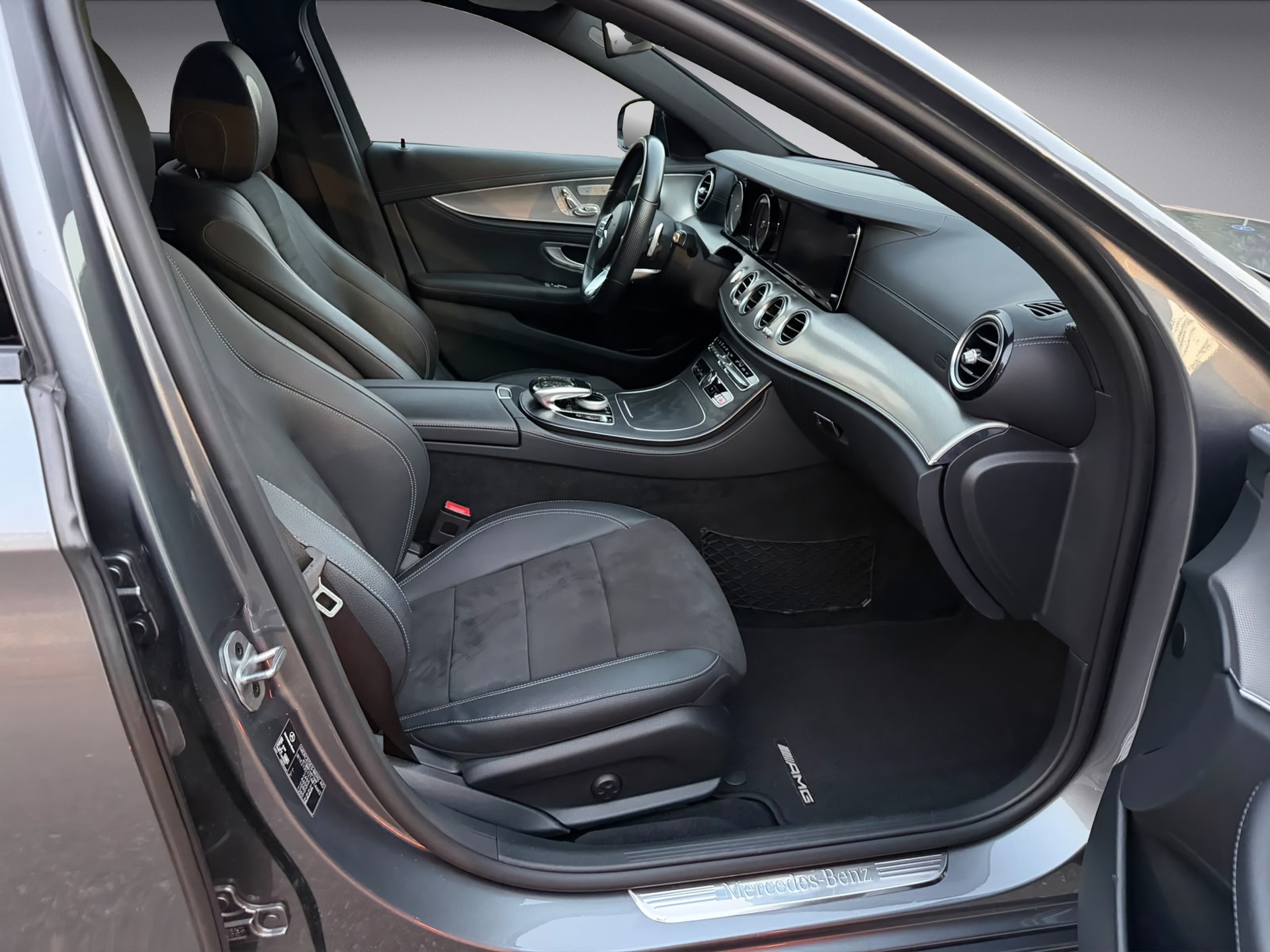 MERCEDES-BENZ E 200 d AMG Line 9G-Tronic * Night-Paket *-image-12
