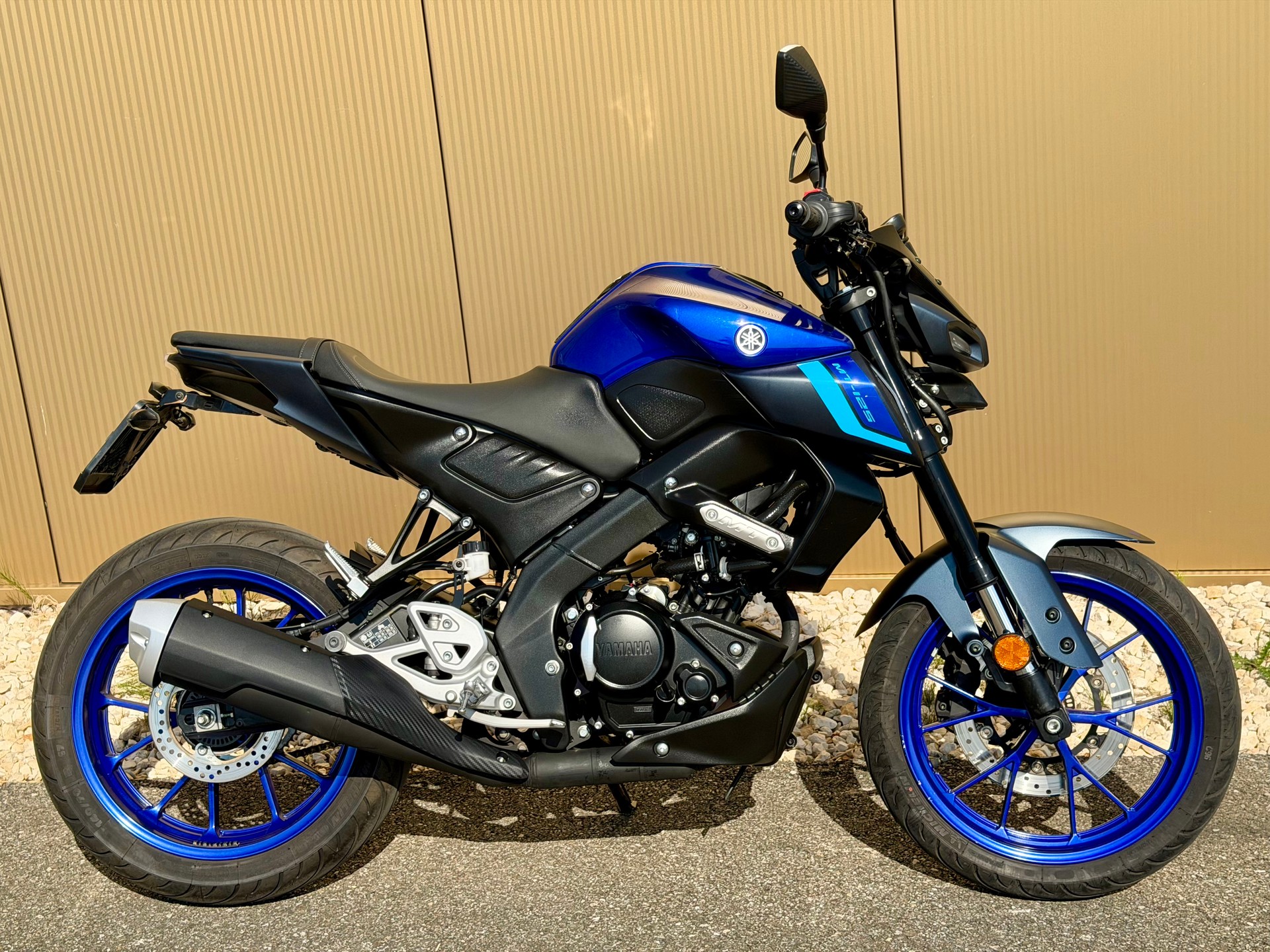 YAMAHA MT-125 ABS-showroom-element-3