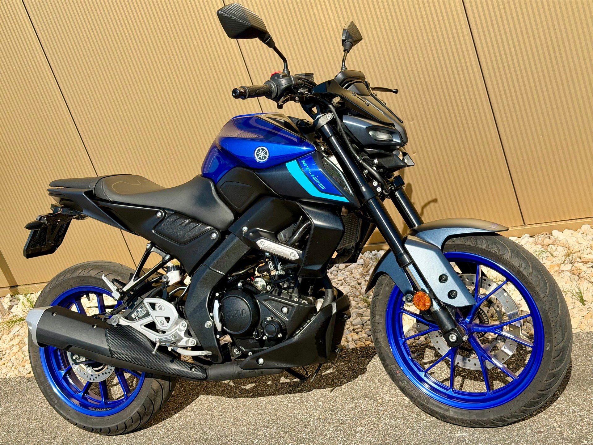 YAMAHA MT-125 ABS-showroom-element-2