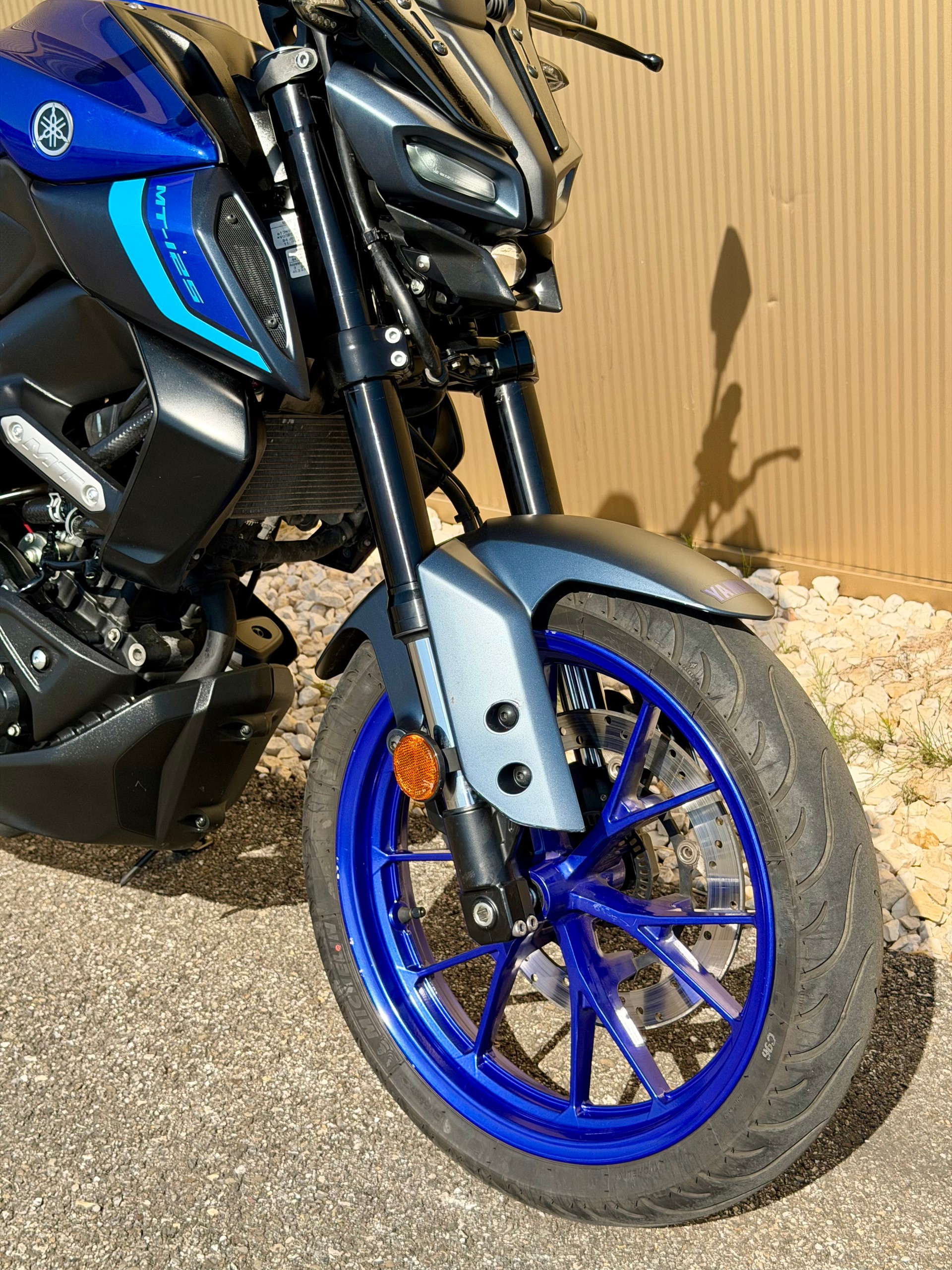 YAMAHA MT-125 ABS-showroom-element-1