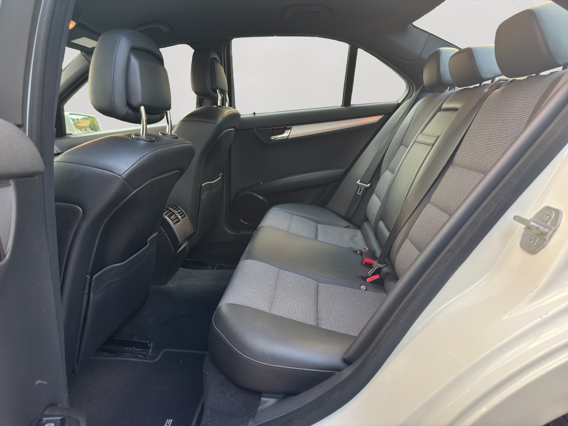 MERCEDES-BENZ C 180 Kompressor AMG Line White Star Automatik-image-12