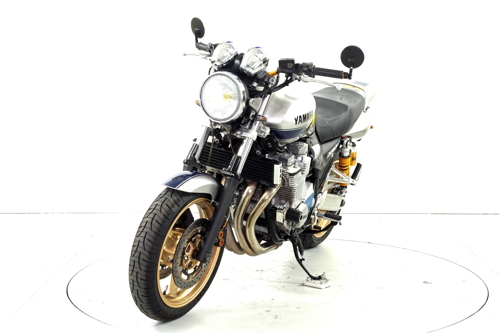 YAMAHA XJR 1300-showroom-element-2