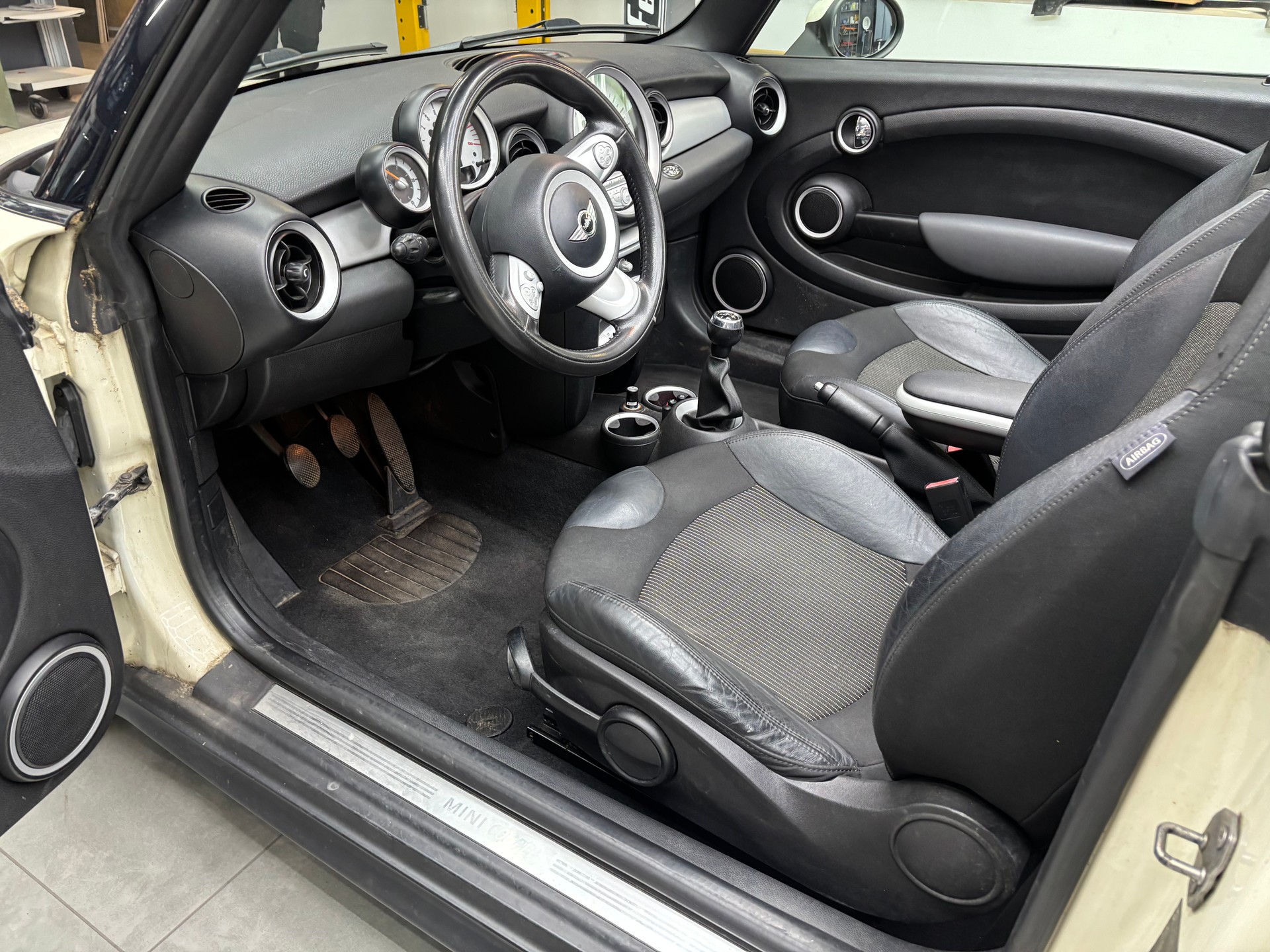 MINI Cooper Cabriolet-image-9
